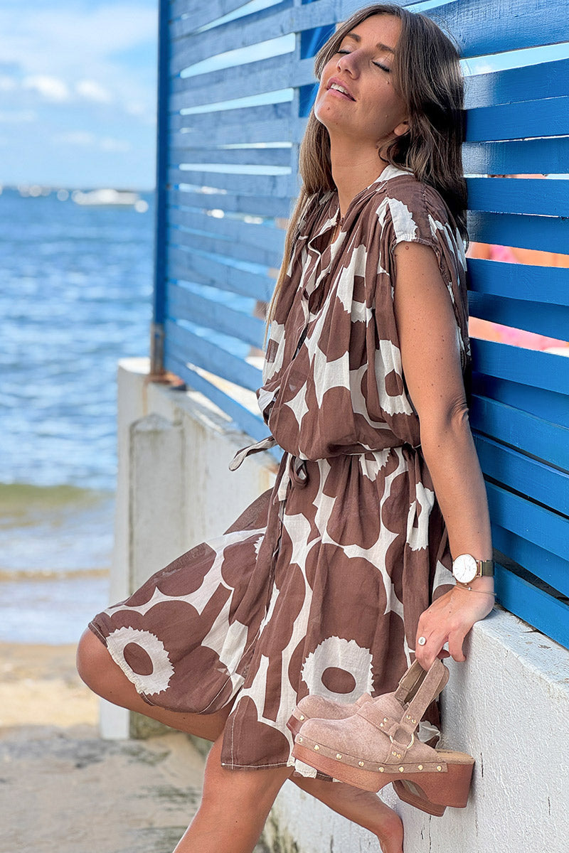 Robe légère écrue boutonnée imprimé grandes fleurs marrons