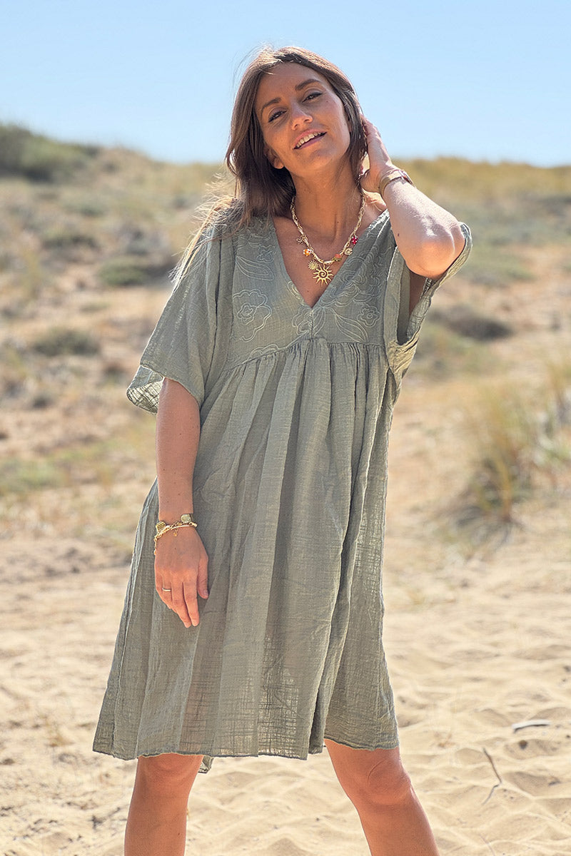 Vestido ligero de algodón color caqui con fino bordado floral.