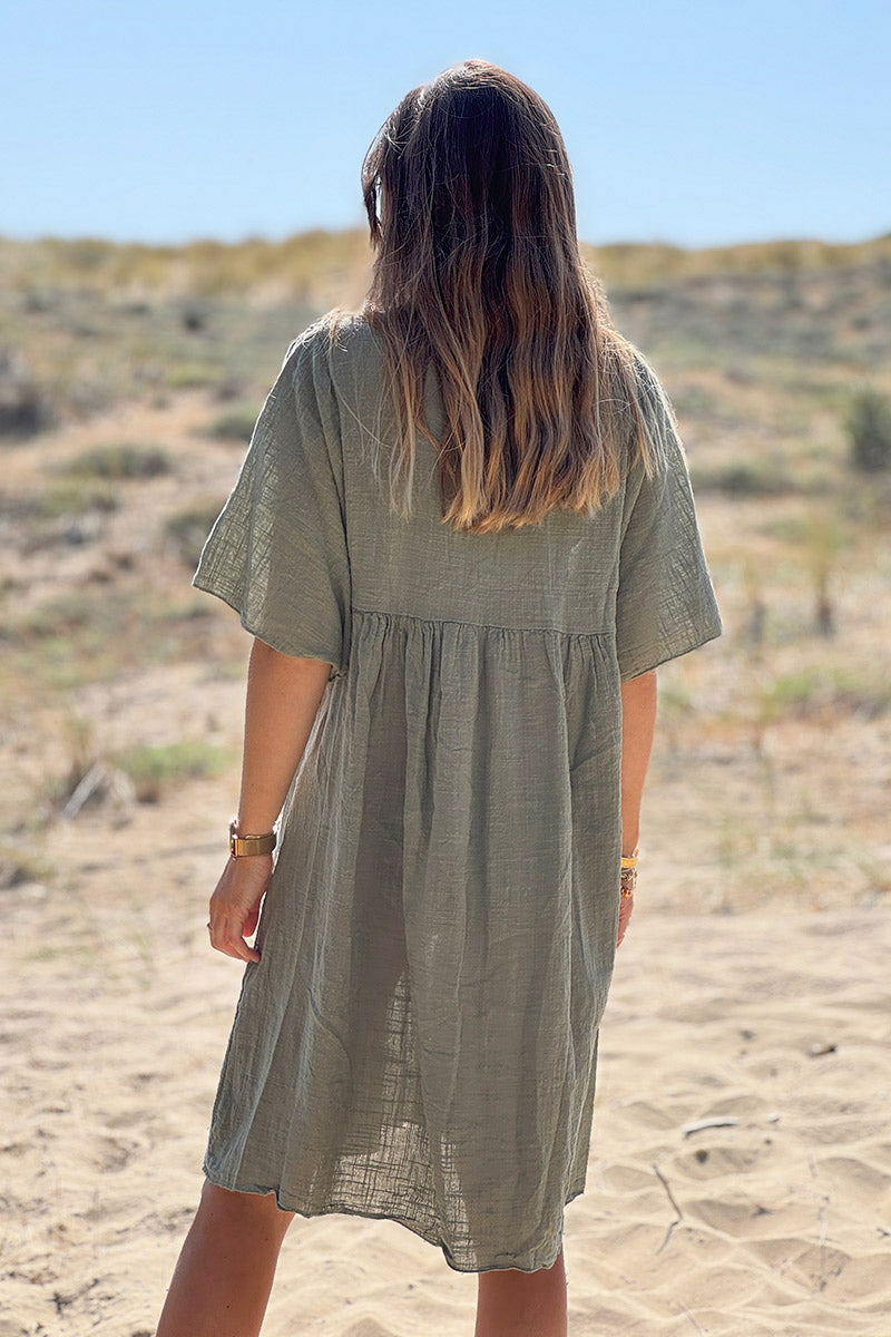 Vestido ligero de algodón color caqui con fino bordado floral.