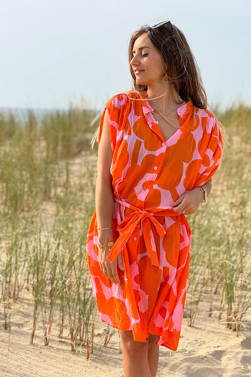 Vestido abotonado rosa claro con estampado de flores grandes naranjas