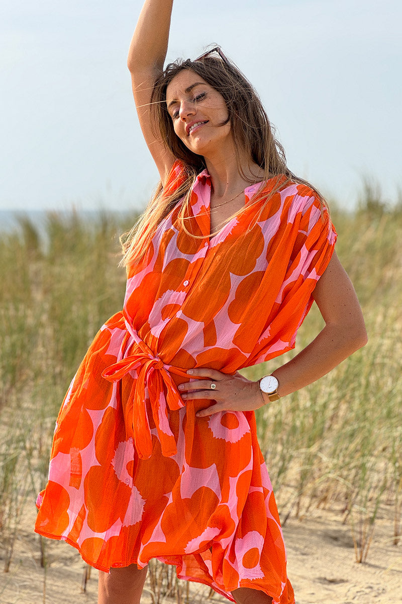 Vestido abotonado rosa claro con estampado de flores grandes naranjas