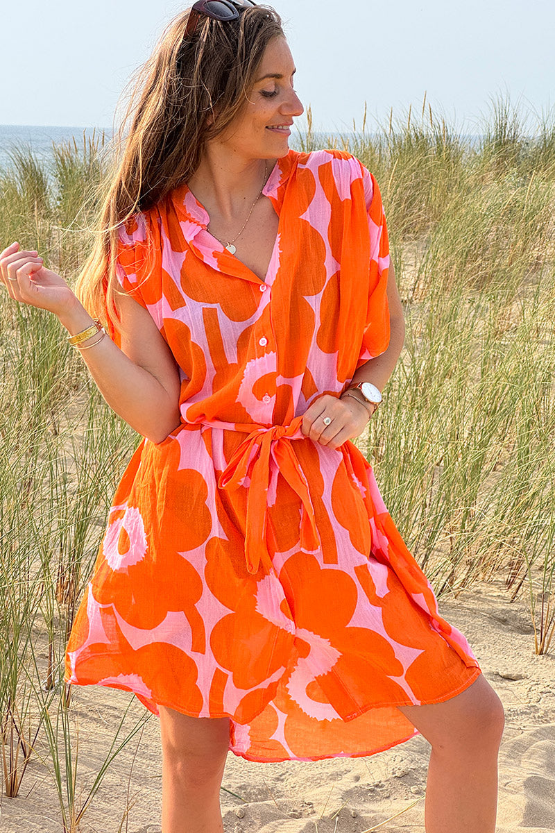 Vestido abotonado rosa claro con estampado de flores grandes naranjas