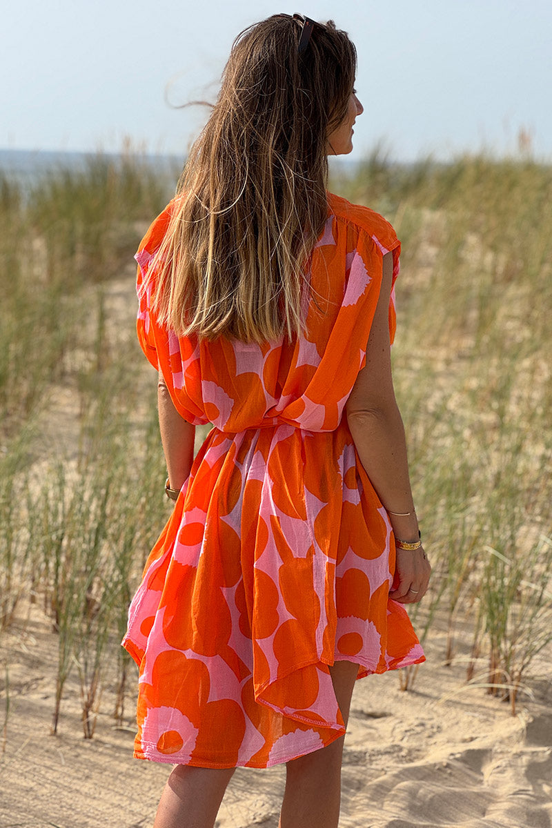 Vestido abotonado rosa claro con estampado de flores grandes naranjas
