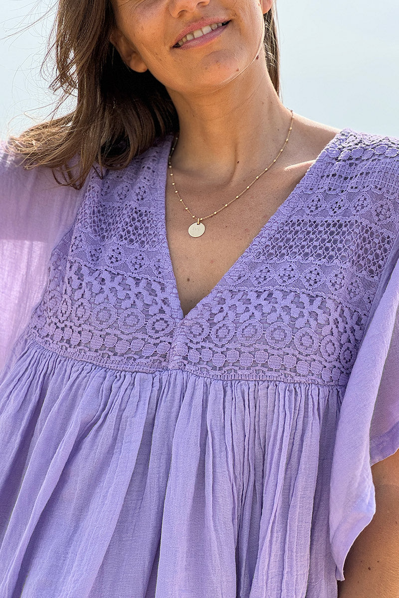 Vestido de voile de algodón lila claro con top de encaje