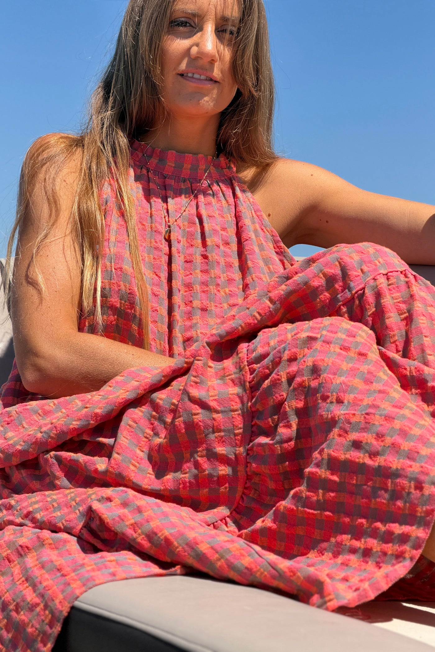Robe longue à carreaux corail effet texturé col montant