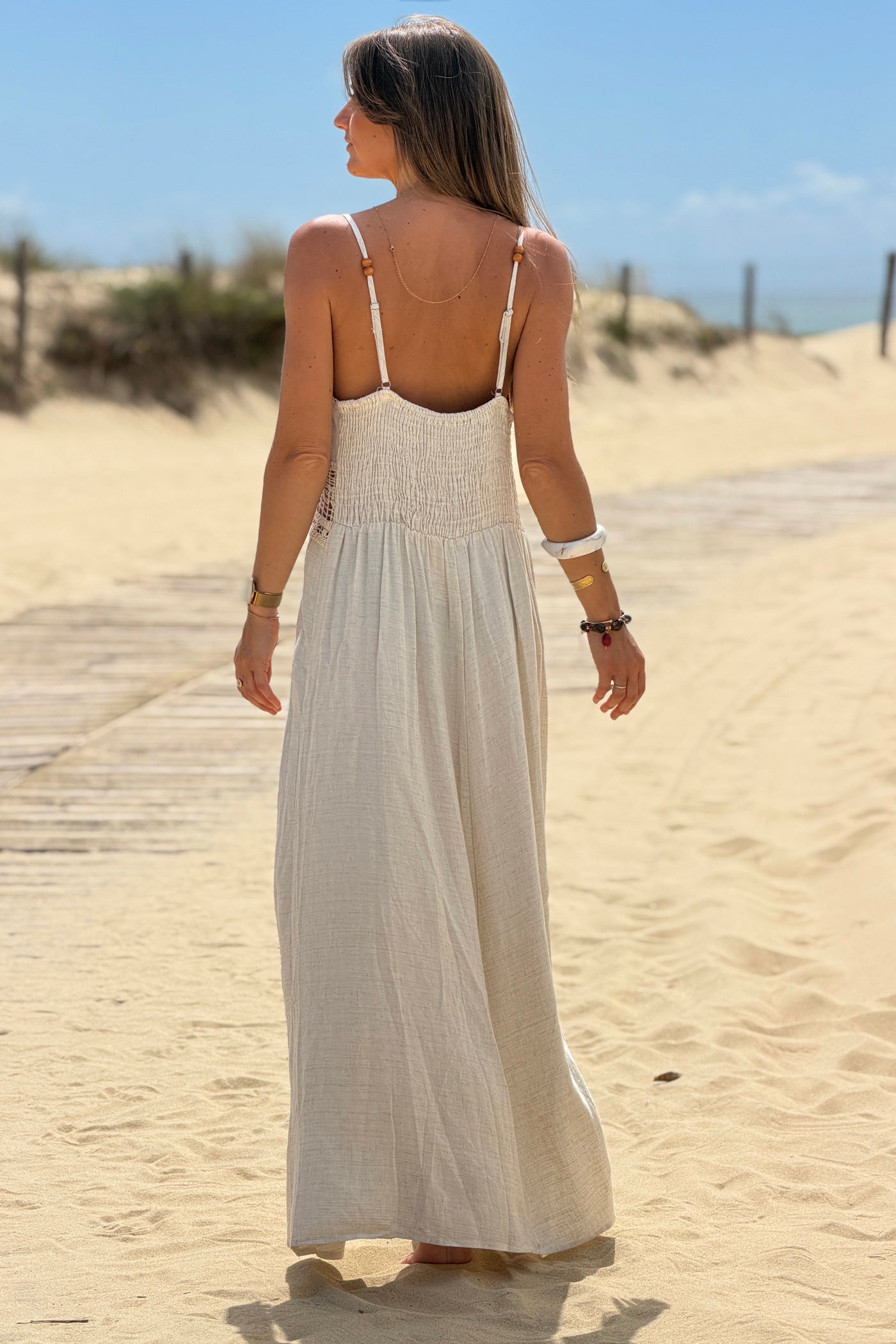 Robe longue beige à bretelles en lin mélangé détail crochet et perles bois