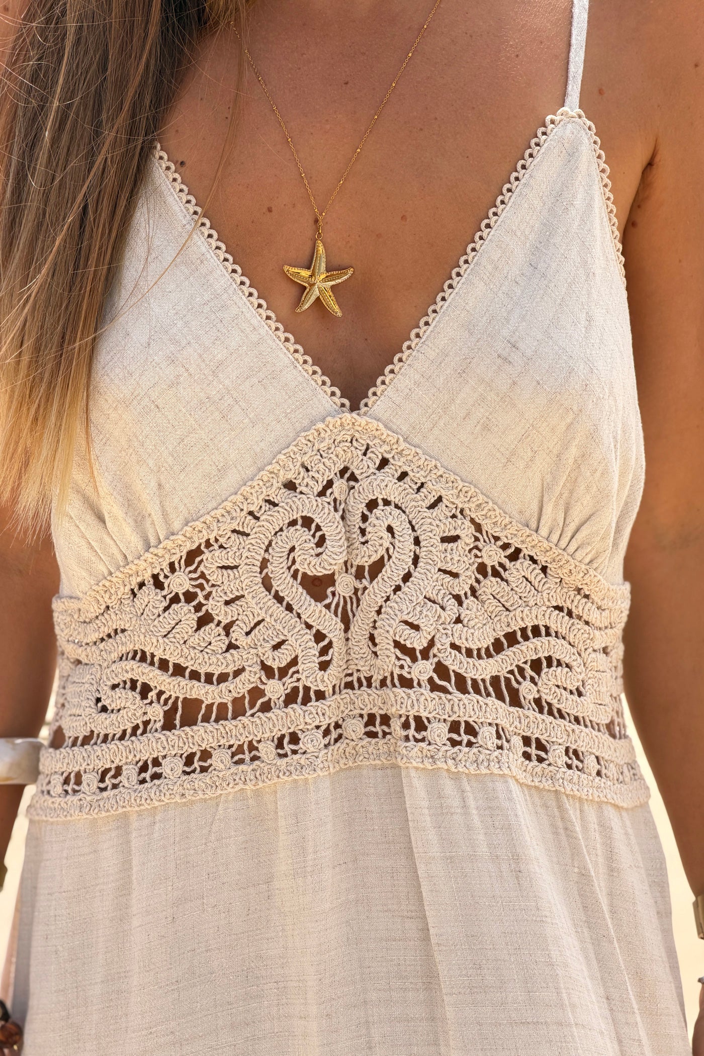 Robe longue beige à bretelles en lin mélangé détail crochet et perles bois