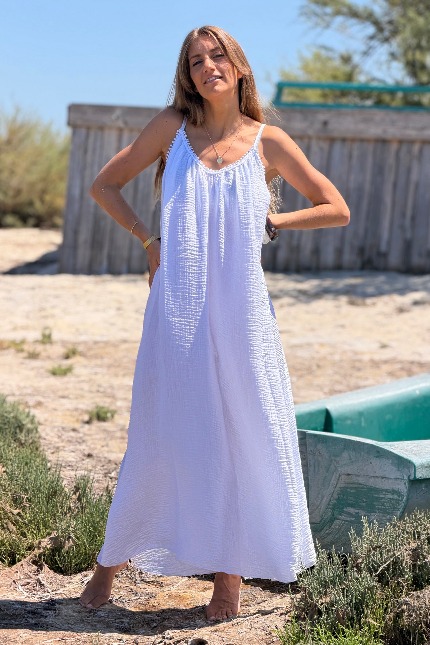 Robe longue blanche à bretelles detail petits pompons au col