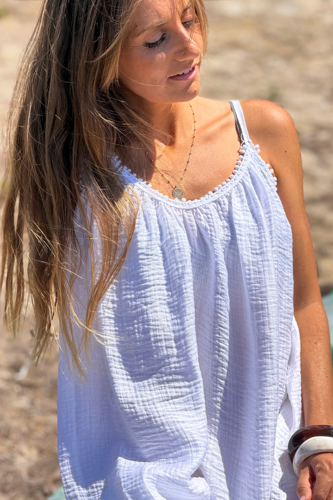 Robe longue blanche à bretelles detail petits pompons au col