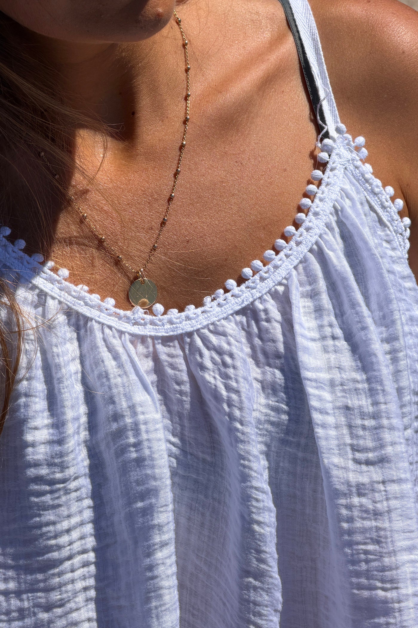 Robe longue blanche à bretelles detail petits pompons au col