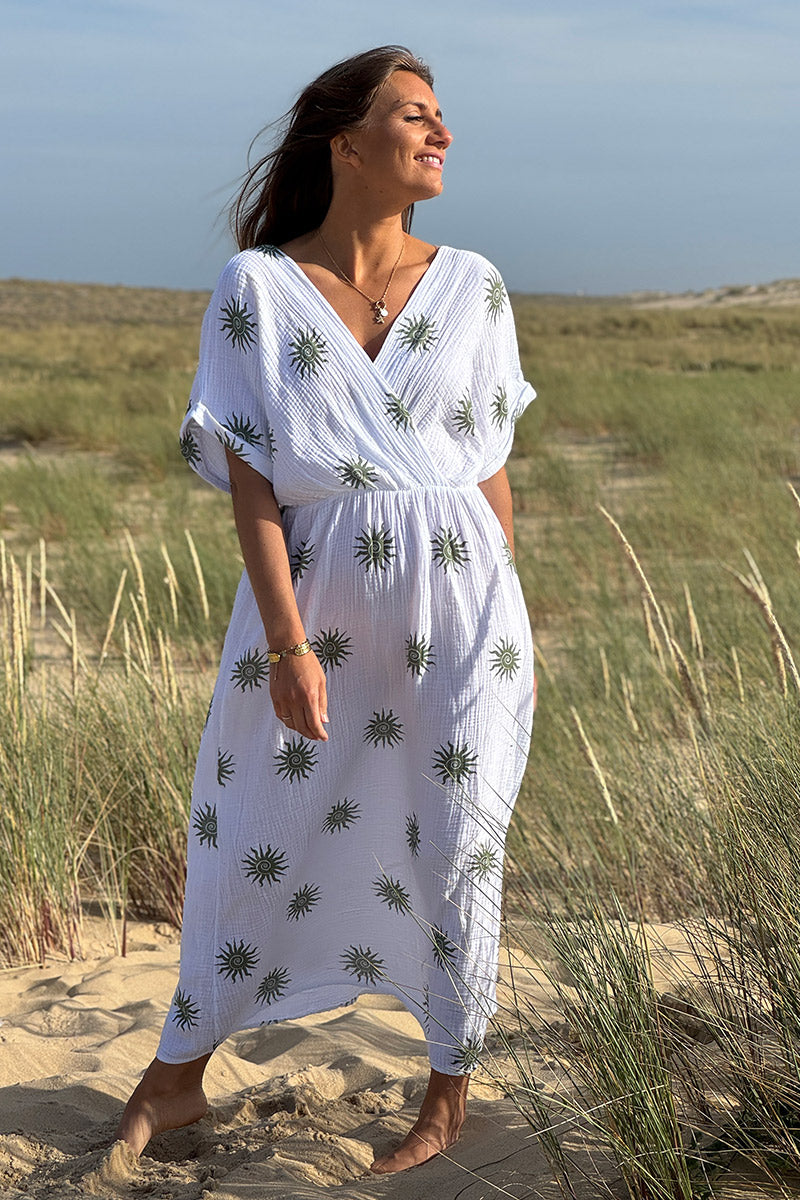 Robe longue blanche en gaze de coton motifs soleils kaki col v et décolleté dos