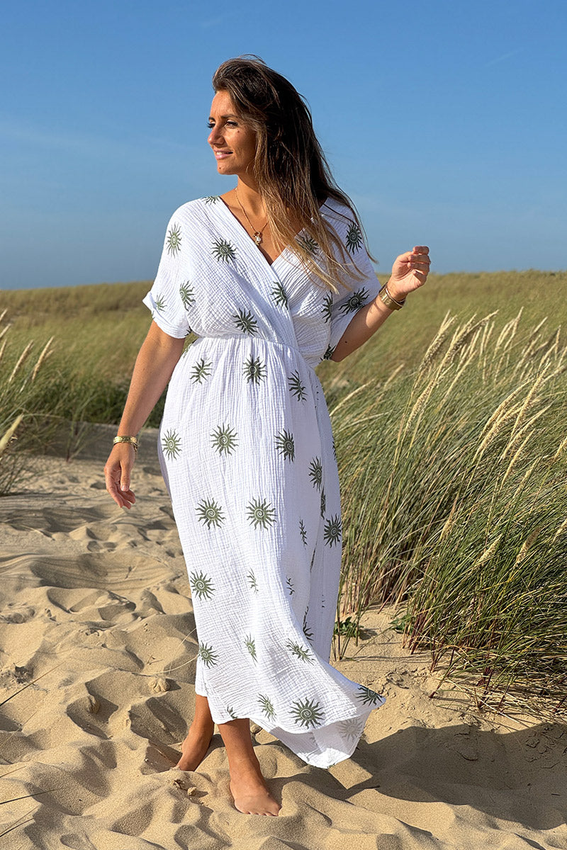 Robe longue blanche en gaze de coton motifs soleils kaki col v et décolleté dos