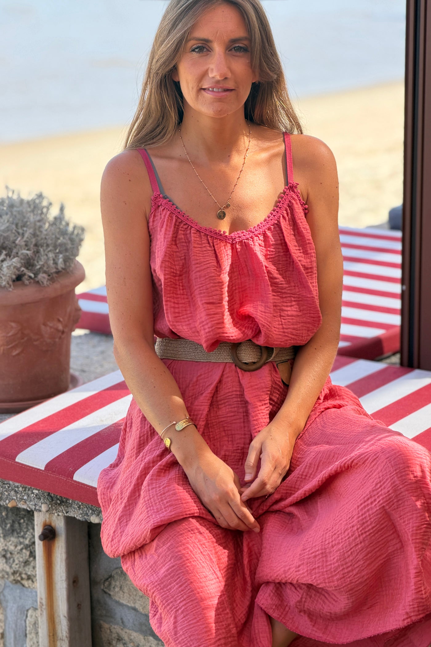 Robe longue bois de rose à bretelles détail petits pompons au col