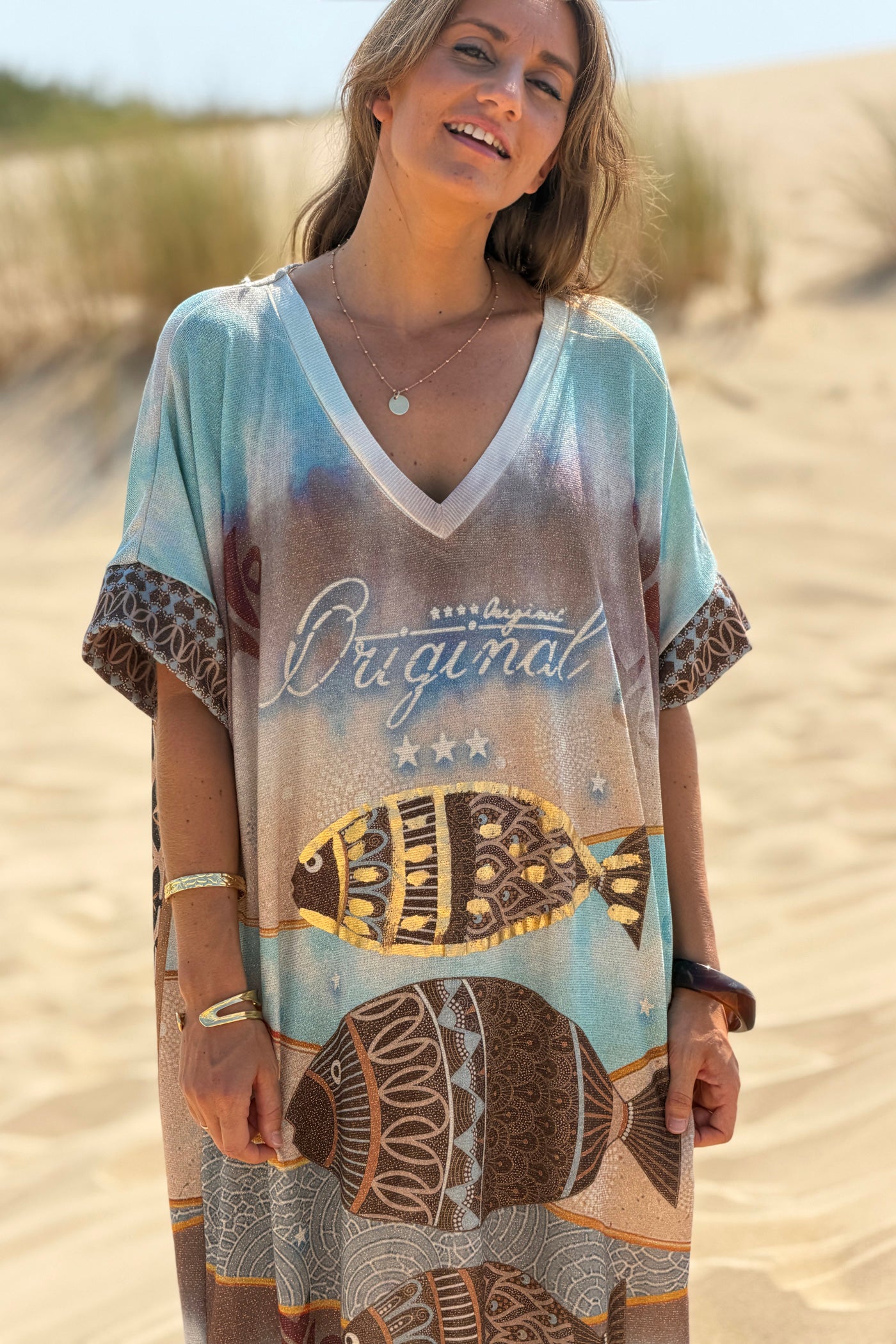 Robe longue brillante bleu marron et beige motif poissons dorés dos palmier