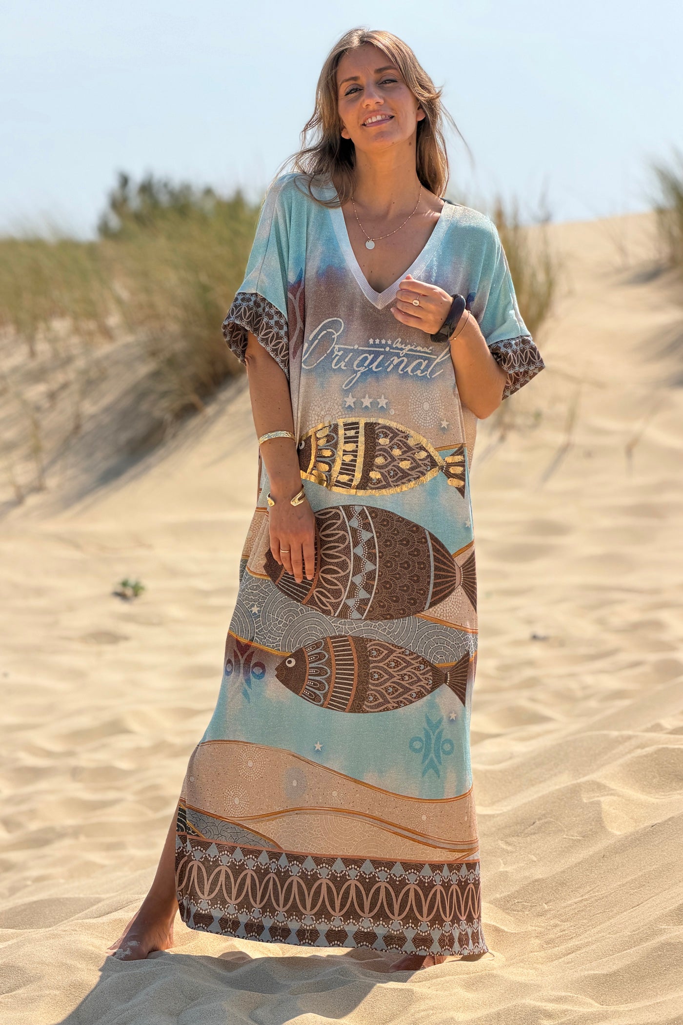Robe longue brillante bleu marron et beige motif poissons dorés dos palmier