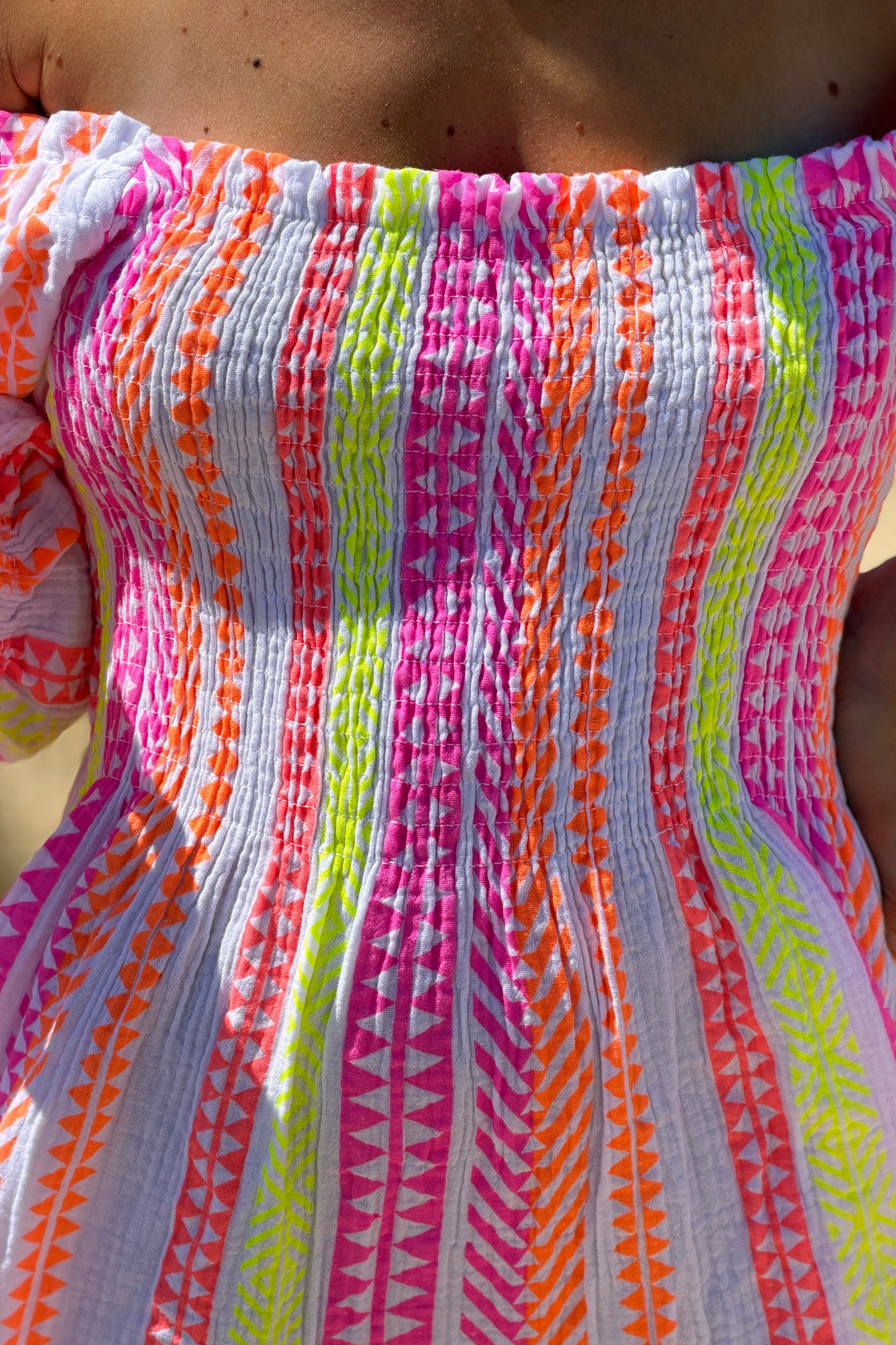 Robe longue en gaze de coton blanc col smocke imprimé rayures ethnique fluo