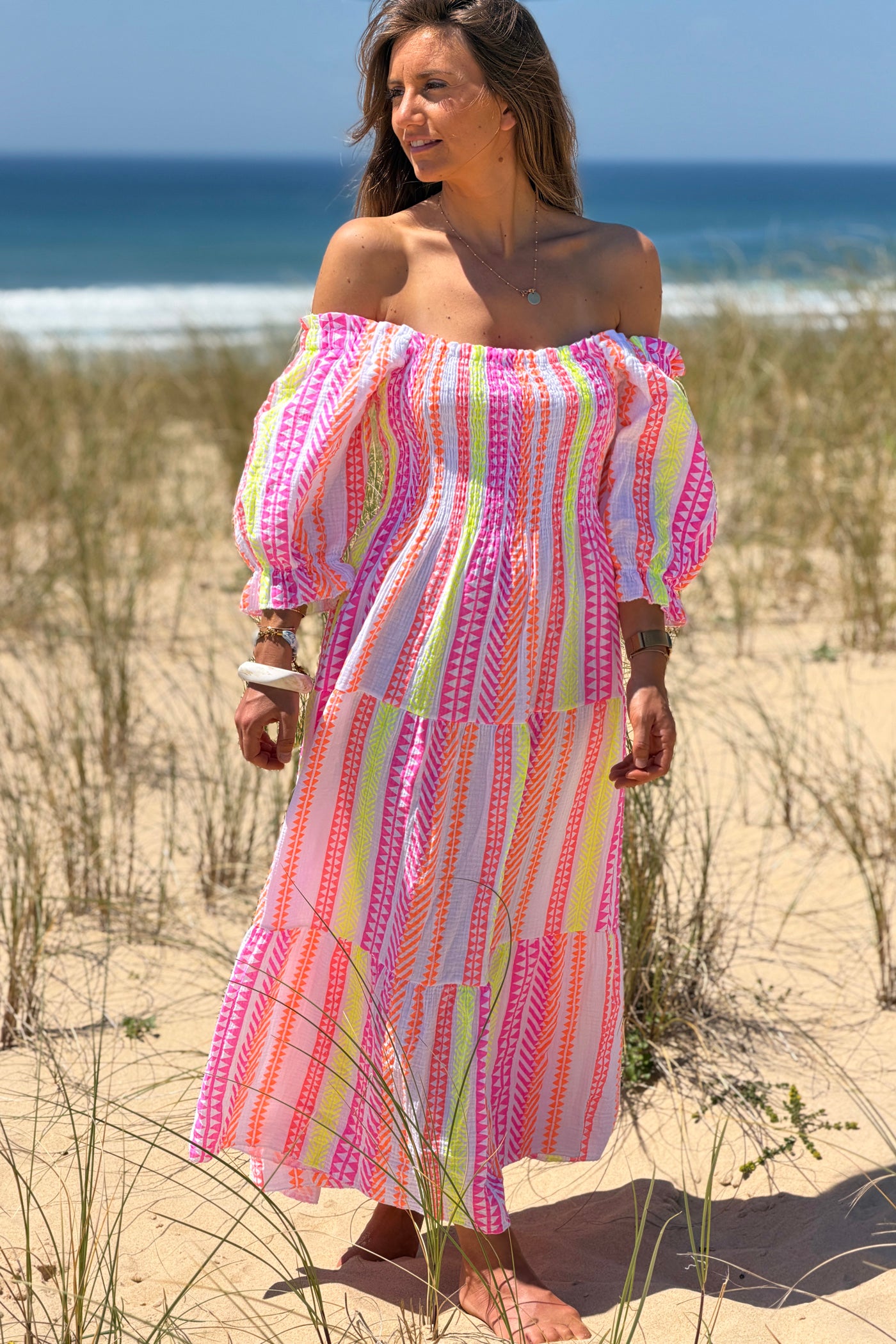 Robe longue en gaze de coton blanc col smocke imprimé rayures ethnique fluo