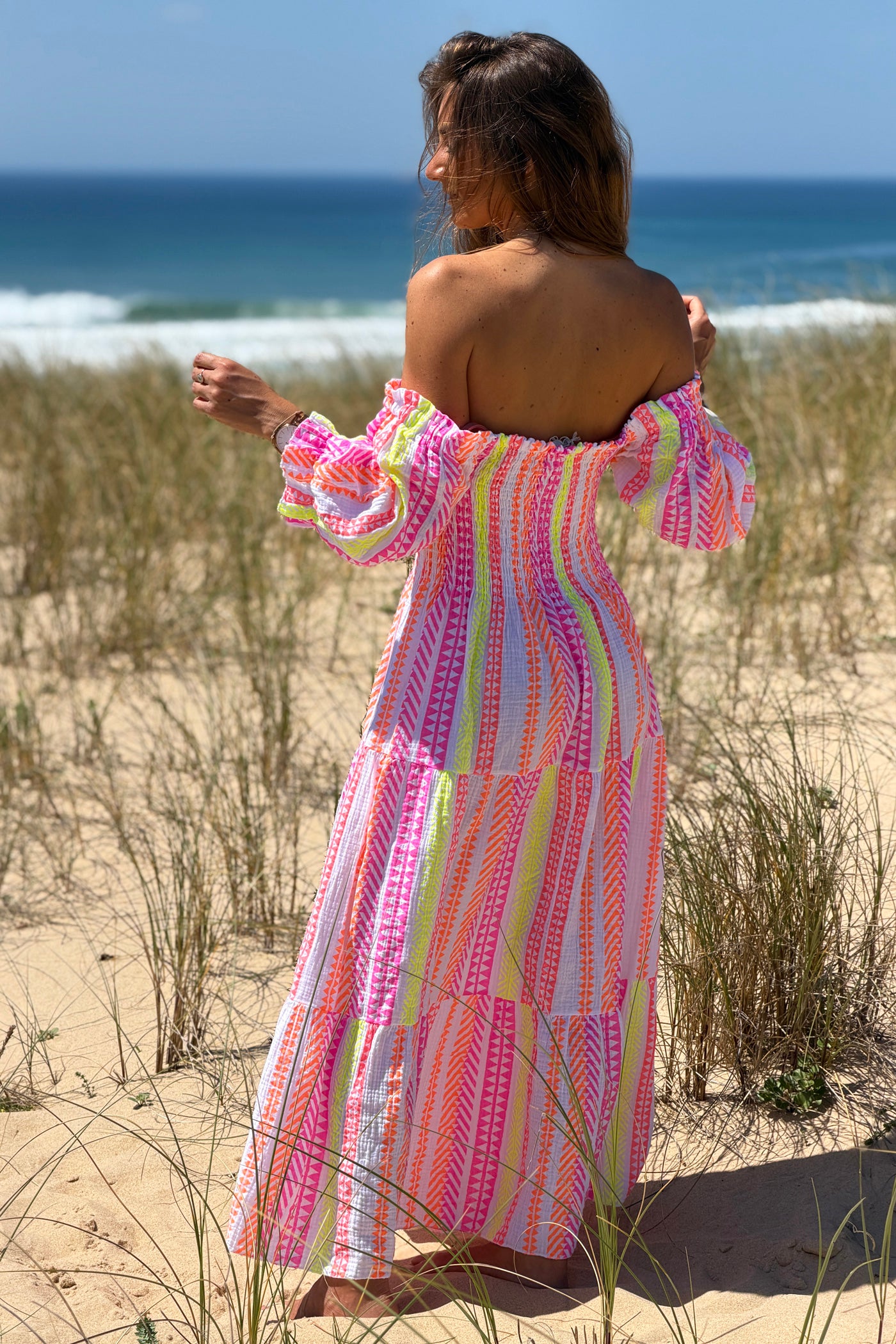 Robe longue en gaze de coton blanc col smocke imprimé rayures ethnique fluo