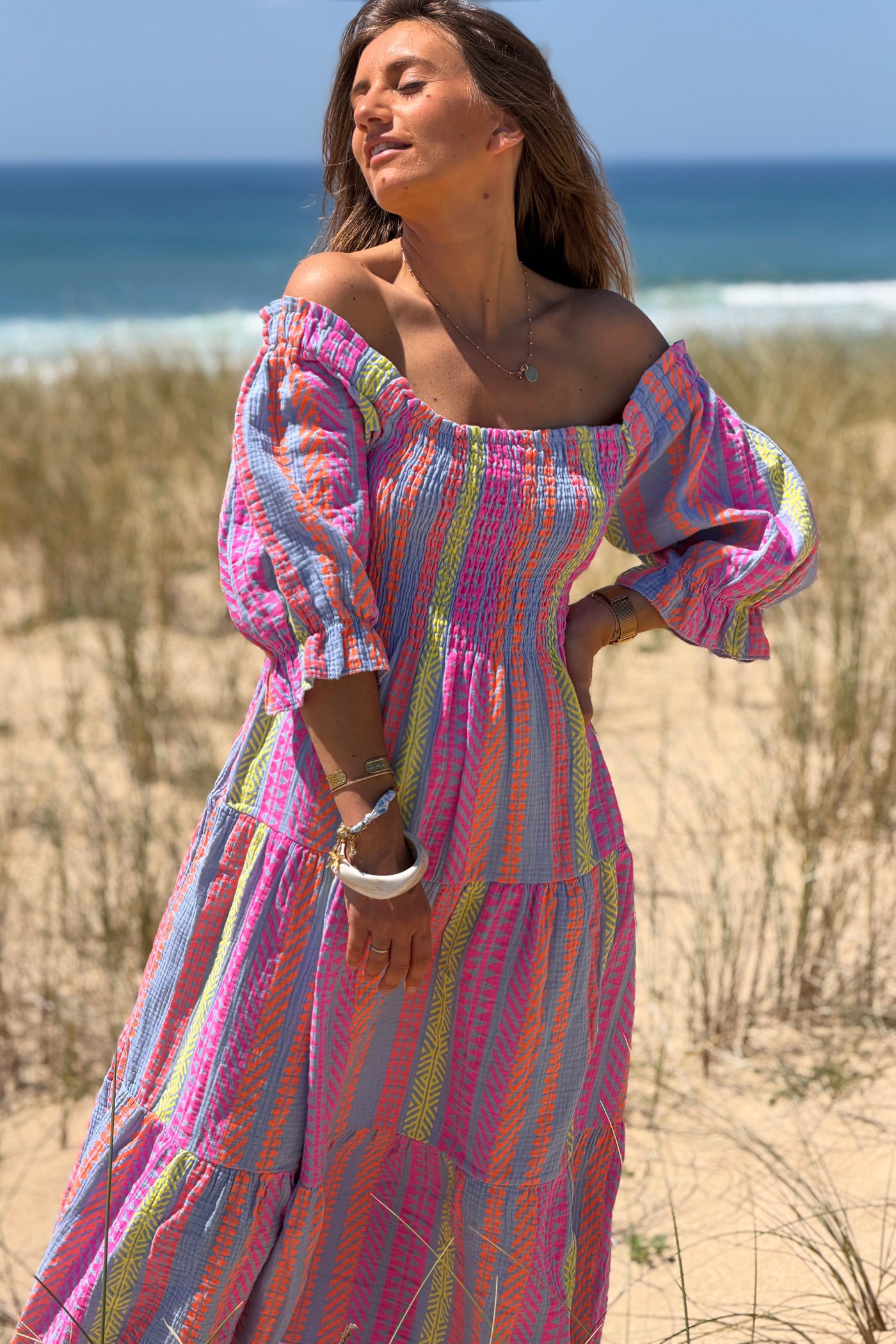 Robe longue en gaze de coton bleu col smocke imprimé rayures ethnique fluo
