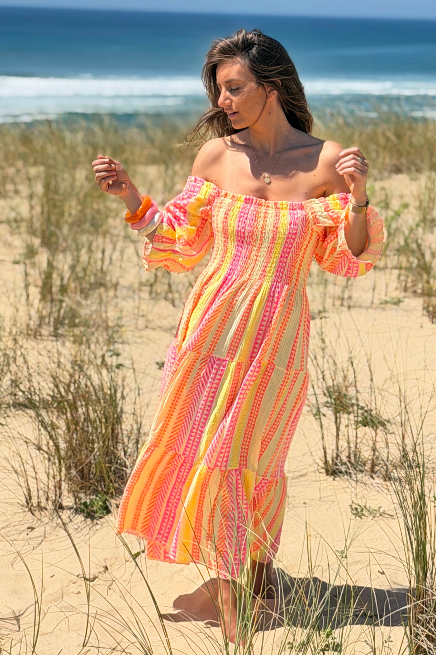 Robe longue en gaze de coton jaune col smocke imprimé rayures ethnique fluo