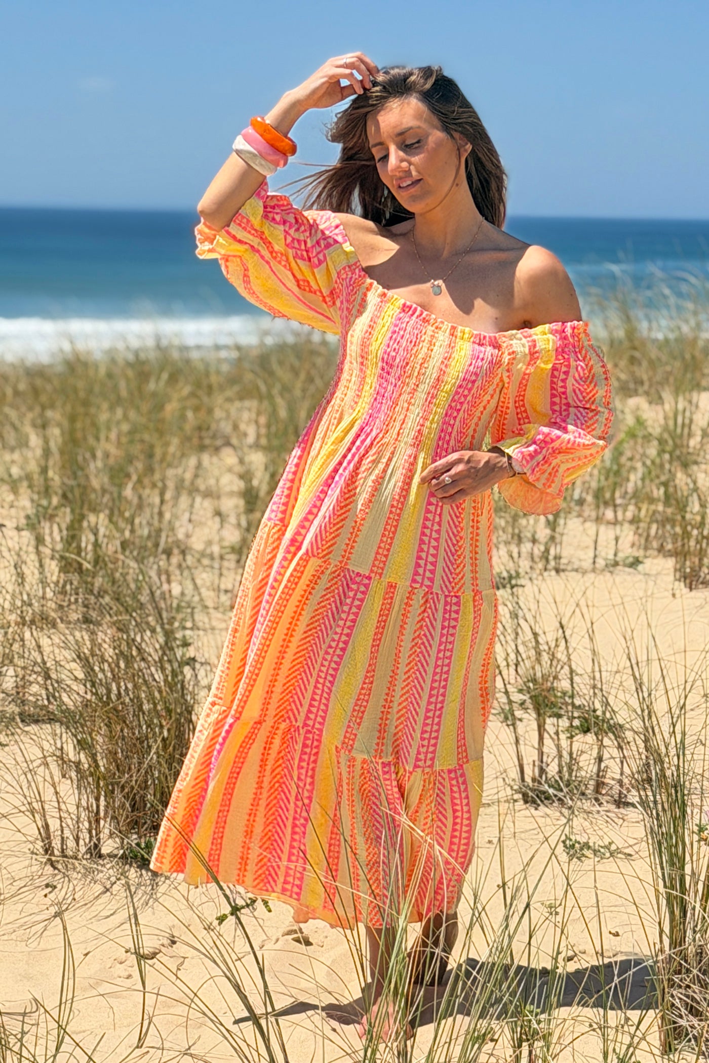 Robe longue en gaze de coton jaune col smocke imprimé rayures ethnique fluo