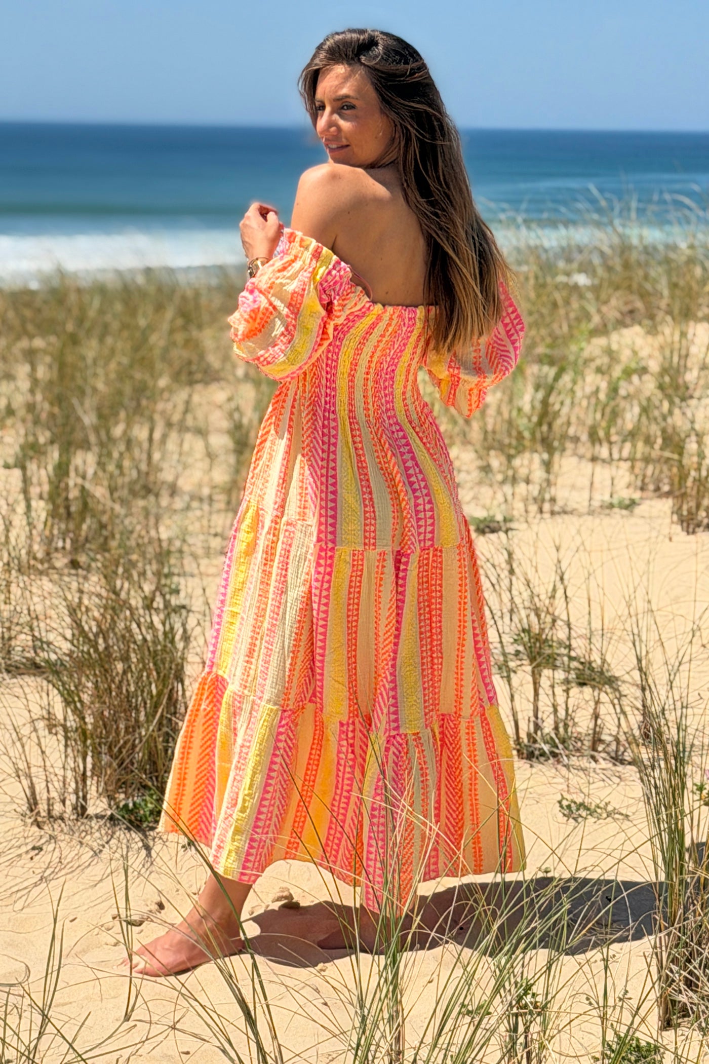 Robe longue en gaze de coton jaune col smocke imprimé rayures ethnique fluo