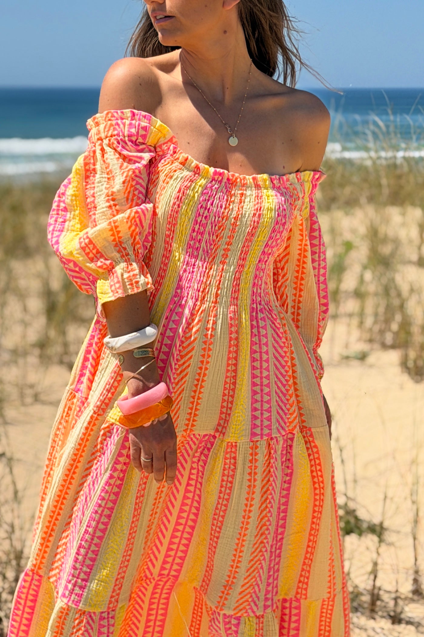 Robe longue en gaze de coton jaune col smocke imprimé rayures ethnique fluo