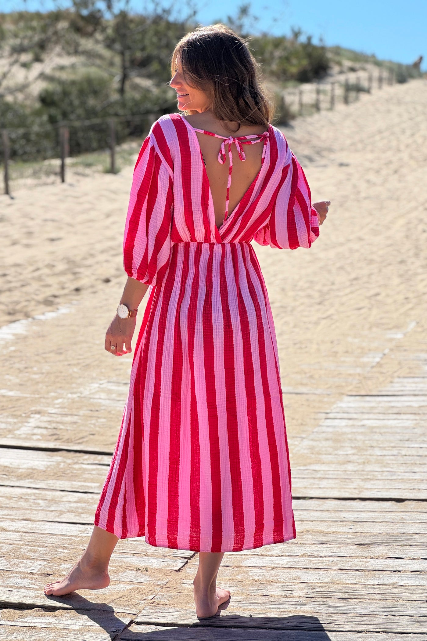 Robe longue en gaze de coton rayures rose et rouge dos nu nœud