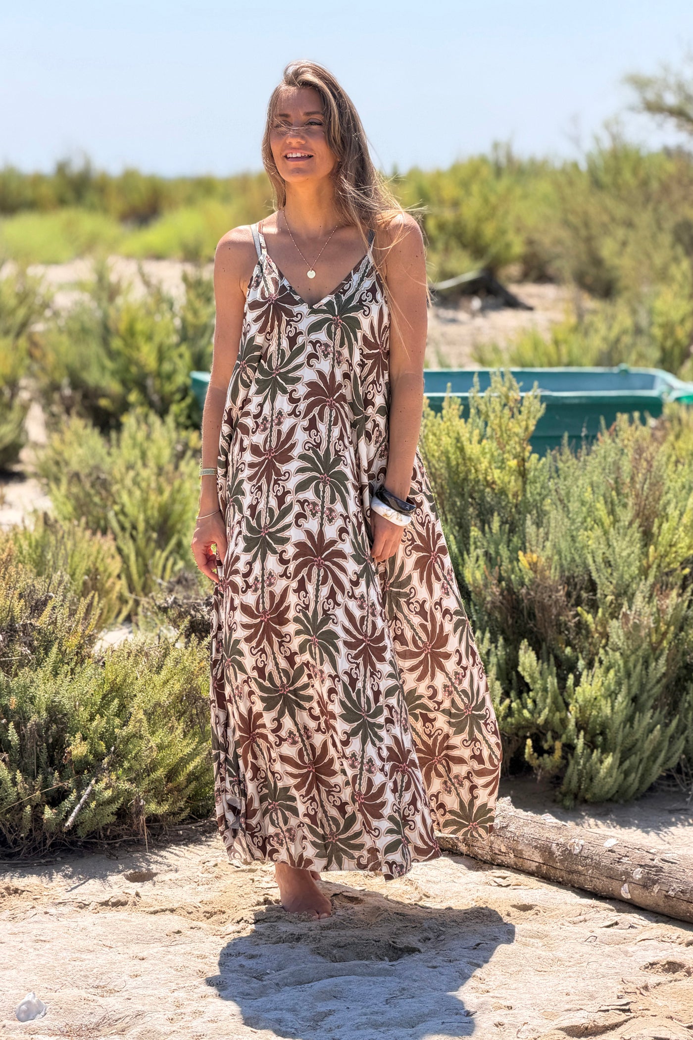 Robe longue fluide à bretelles imprimé palmiers kaki et marron