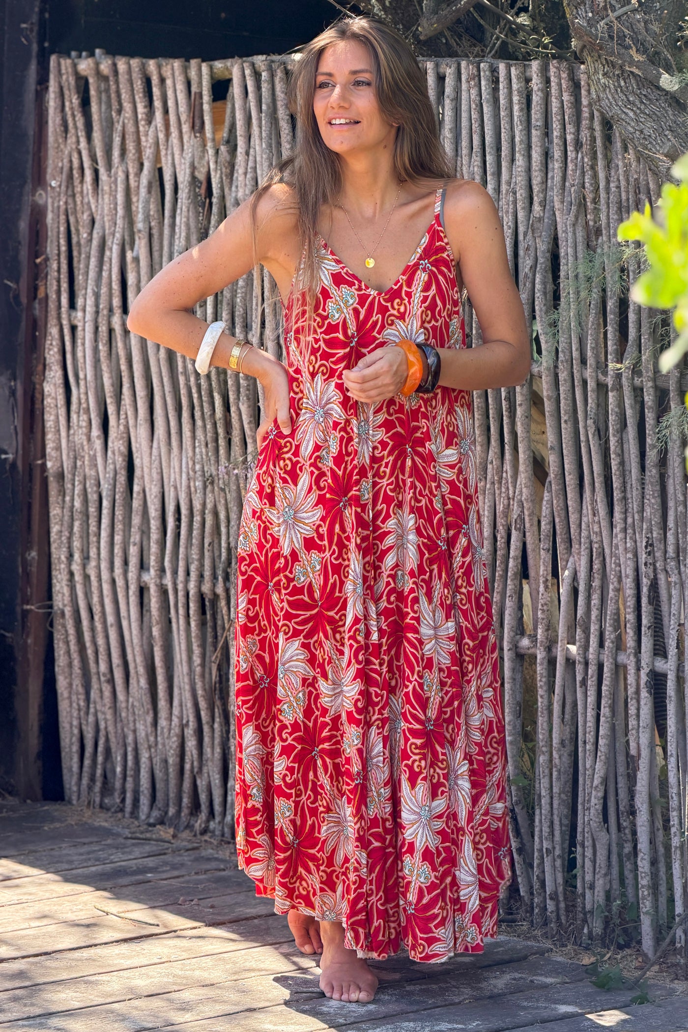 Robe longue fluide à bretelles imprimé palmiers rouge et blanc