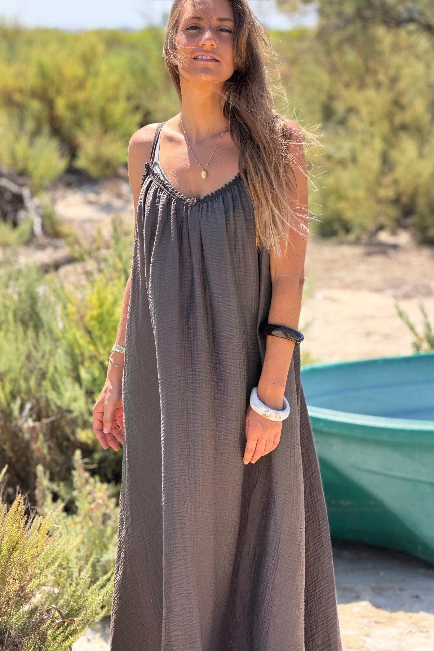 Robe longue marron à bretelles détails petits pompons au col