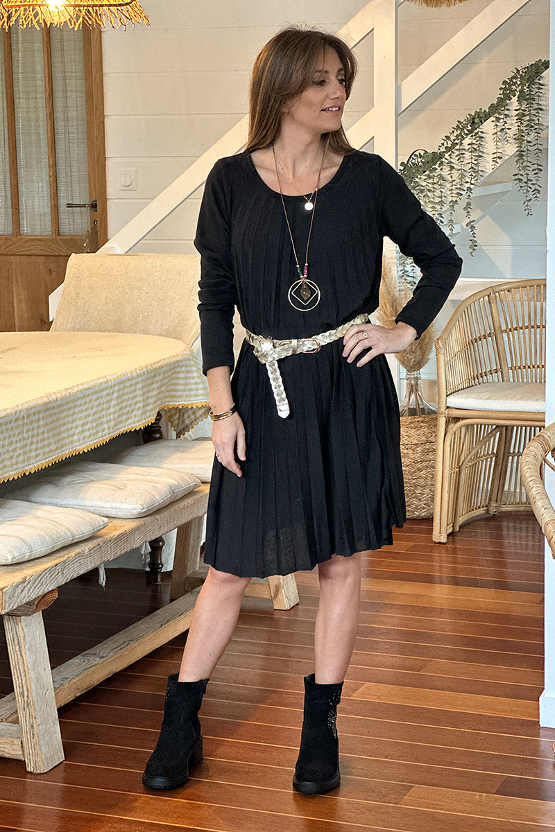 Vestido negro plisado de punto fino con cuello redondo
