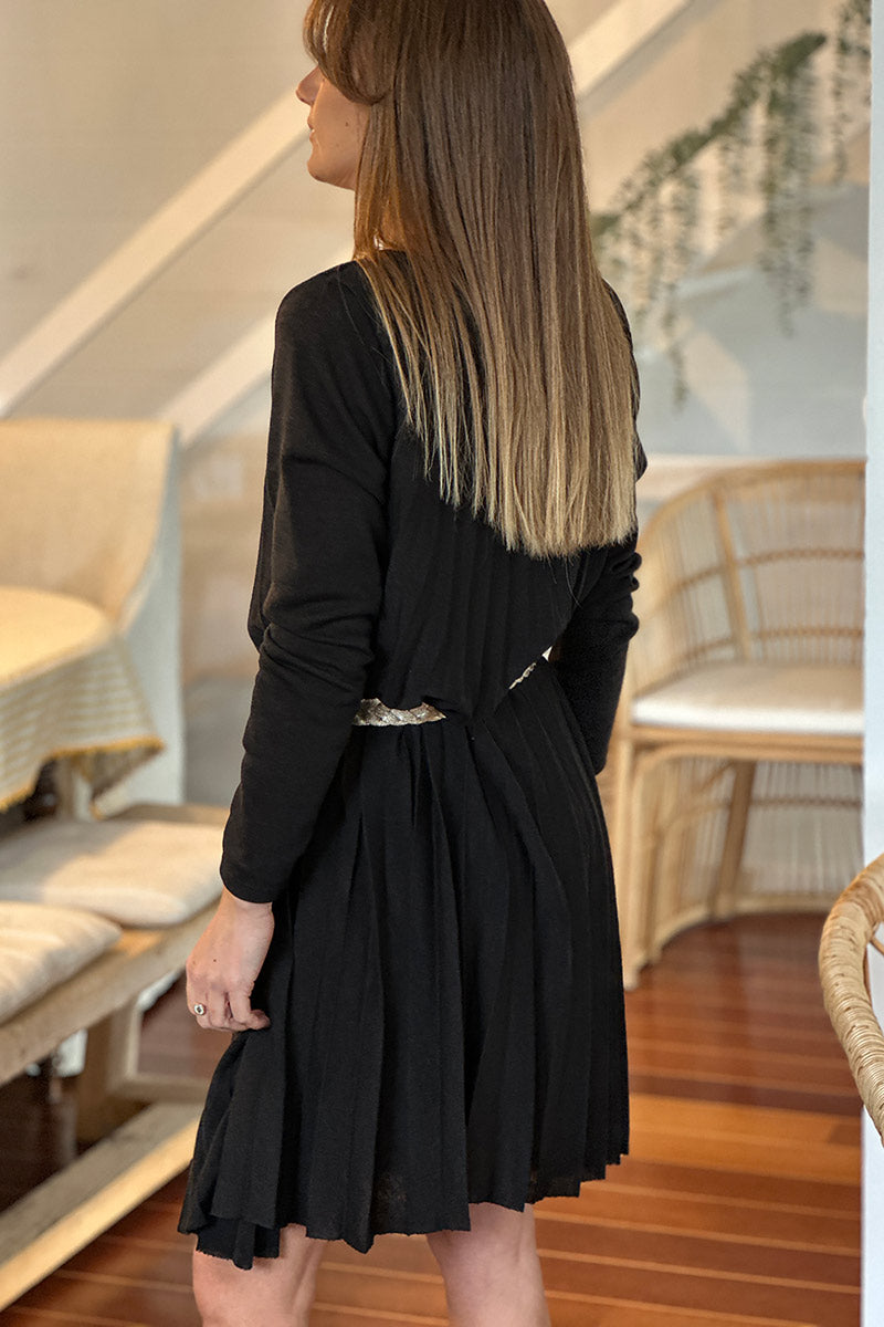Vestido negro plisado de punto fino con cuello redondo