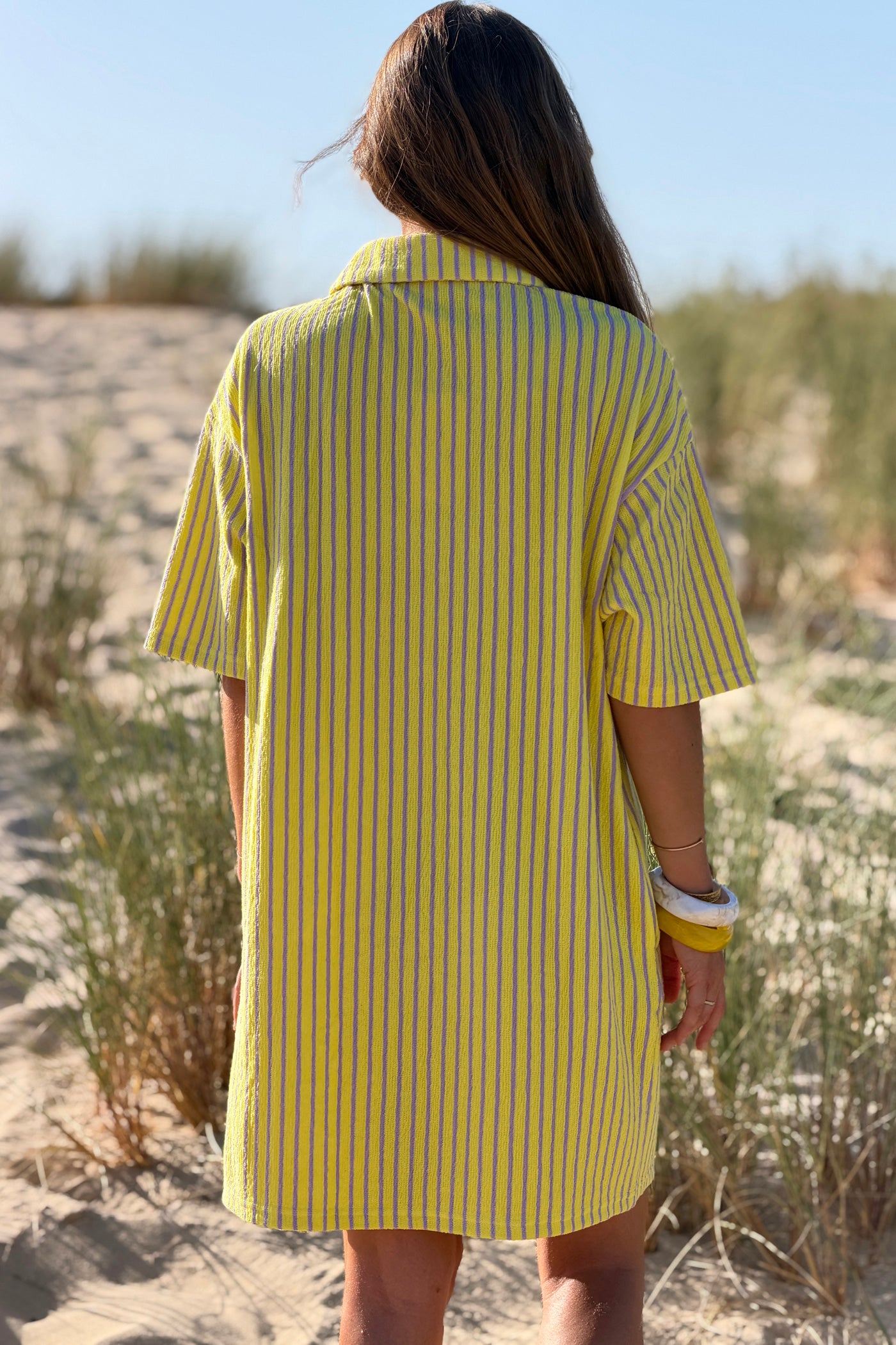 Robe polo jaune en éponge à rayures violettes détails Soleil