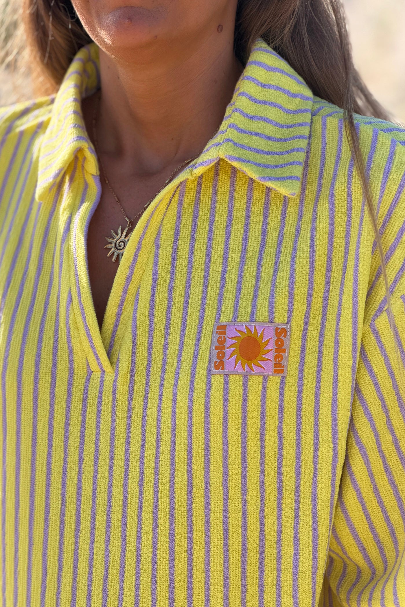 Robe polo jaune en éponge à rayures violettes détails Soleil