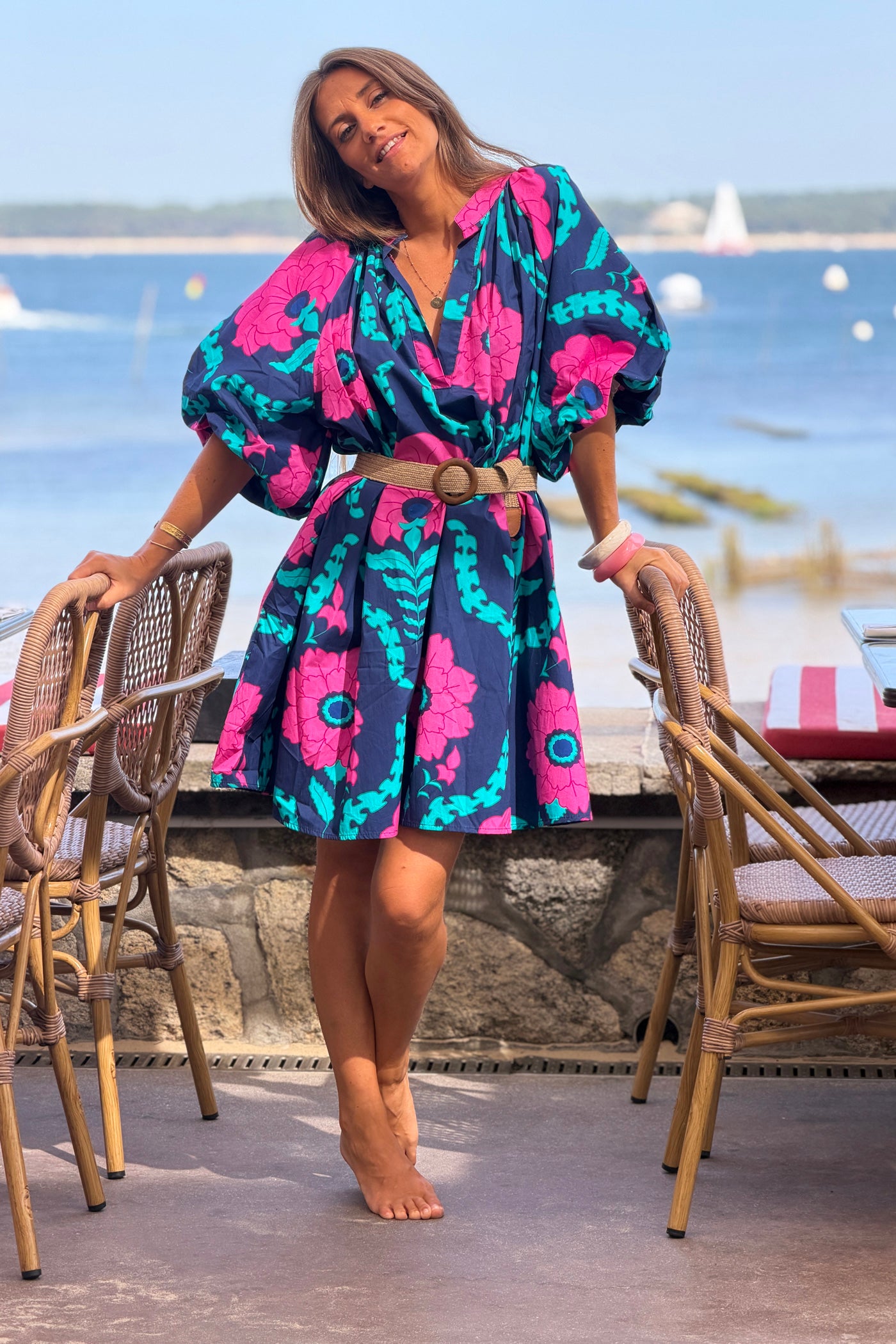 Robe très large bleu marine en coton imprimé grandes fleurs rose manches bouffantes