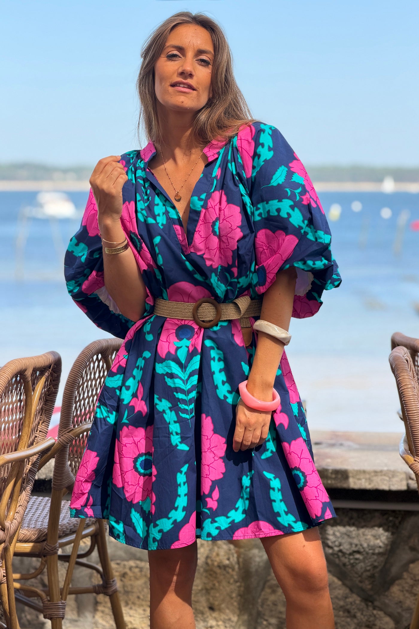 Robe très large bleu marine en coton imprimé grandes fleurs rose manches bouffantes