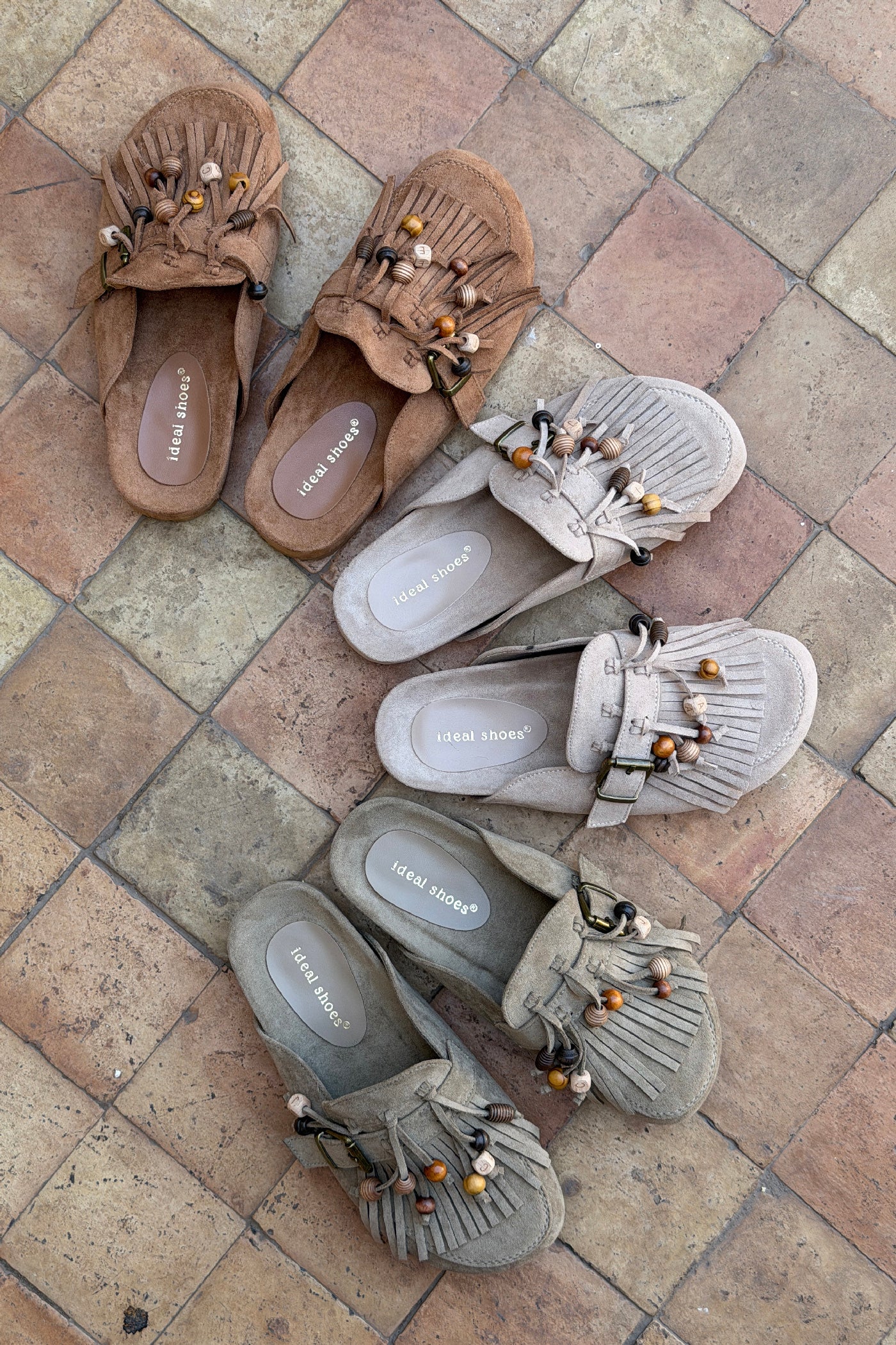 Sabots mules en suédine beige avec boucles franges et perles bois