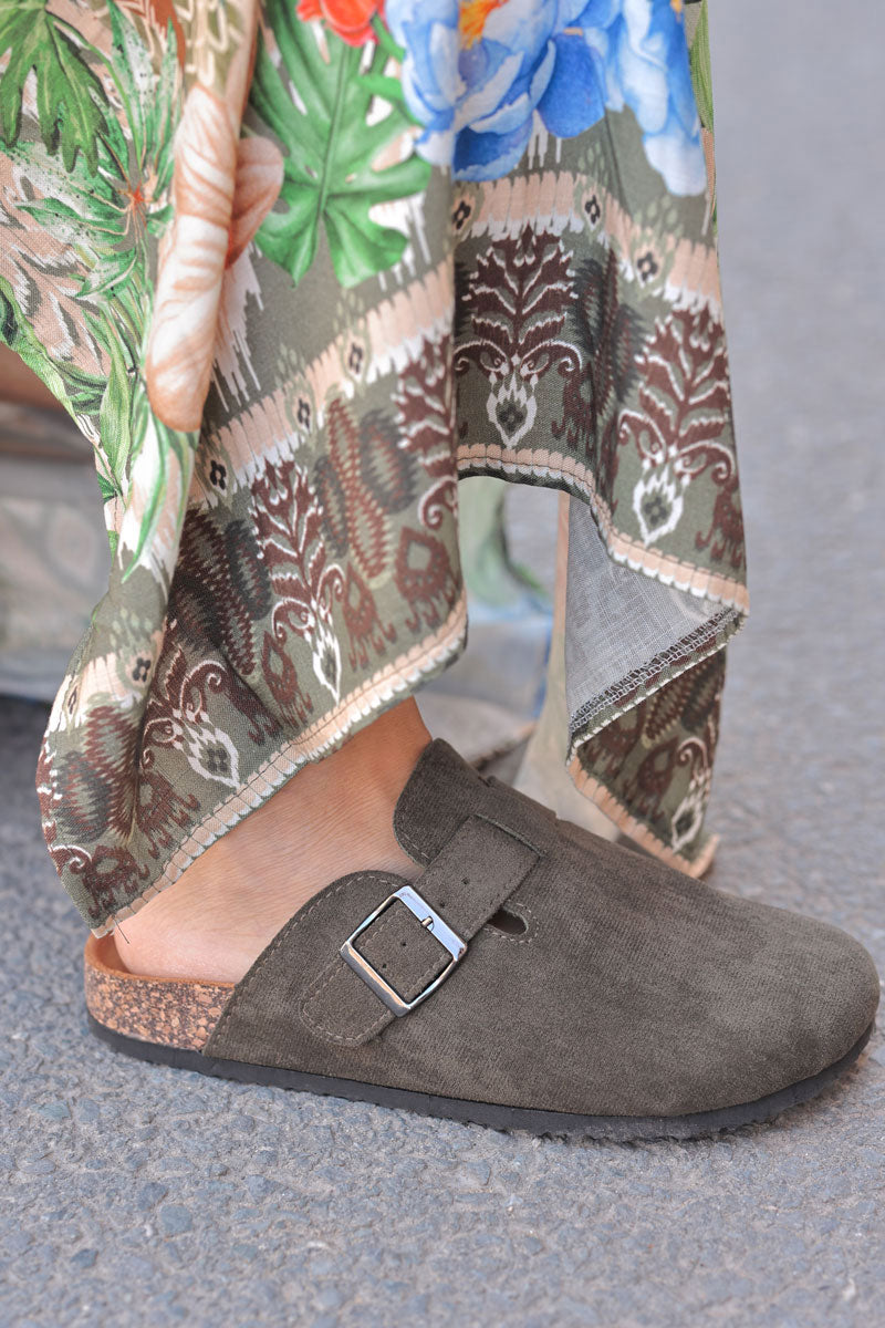 Sabots plats en suédine kaki avec boucle