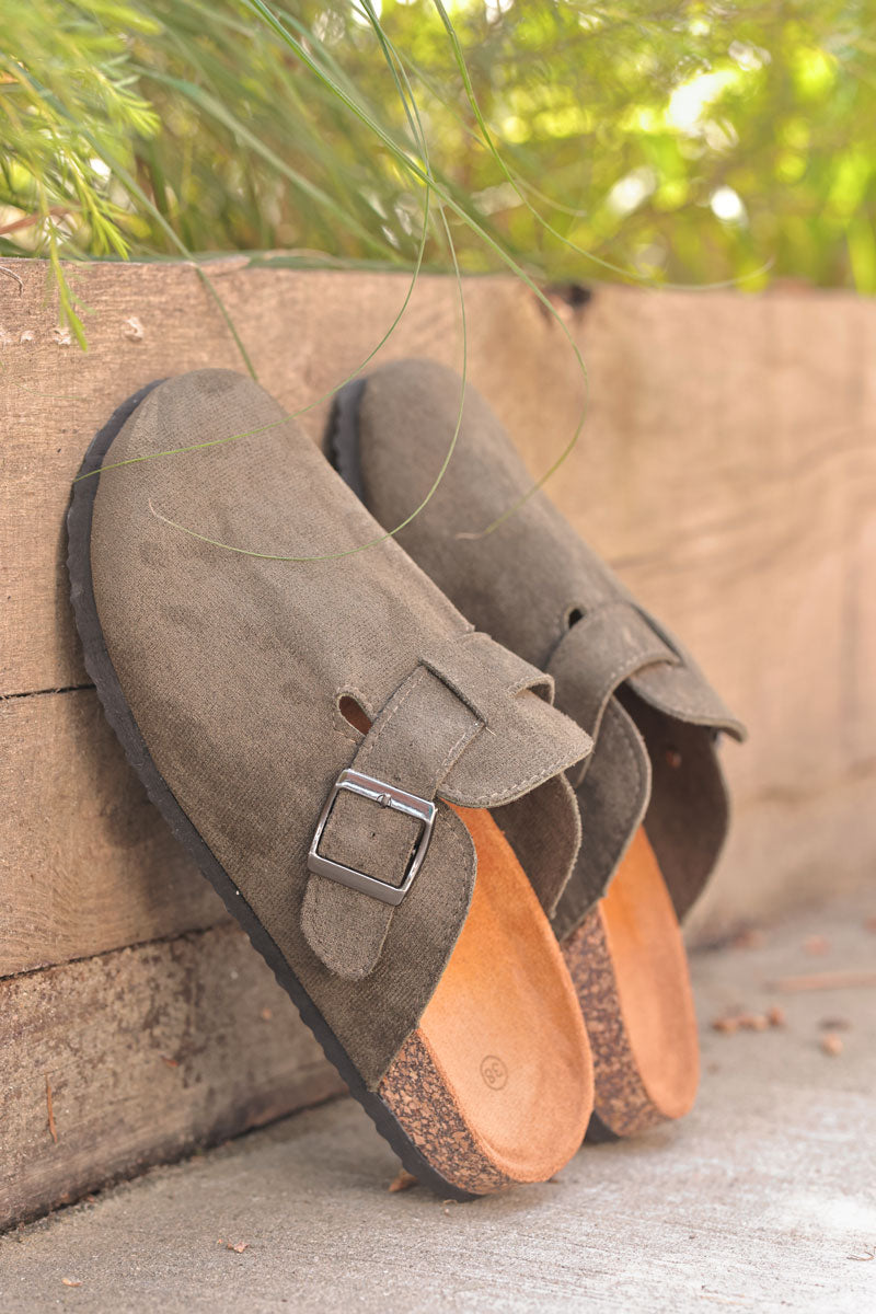 Sabots plats en suédine kaki avec boucle
