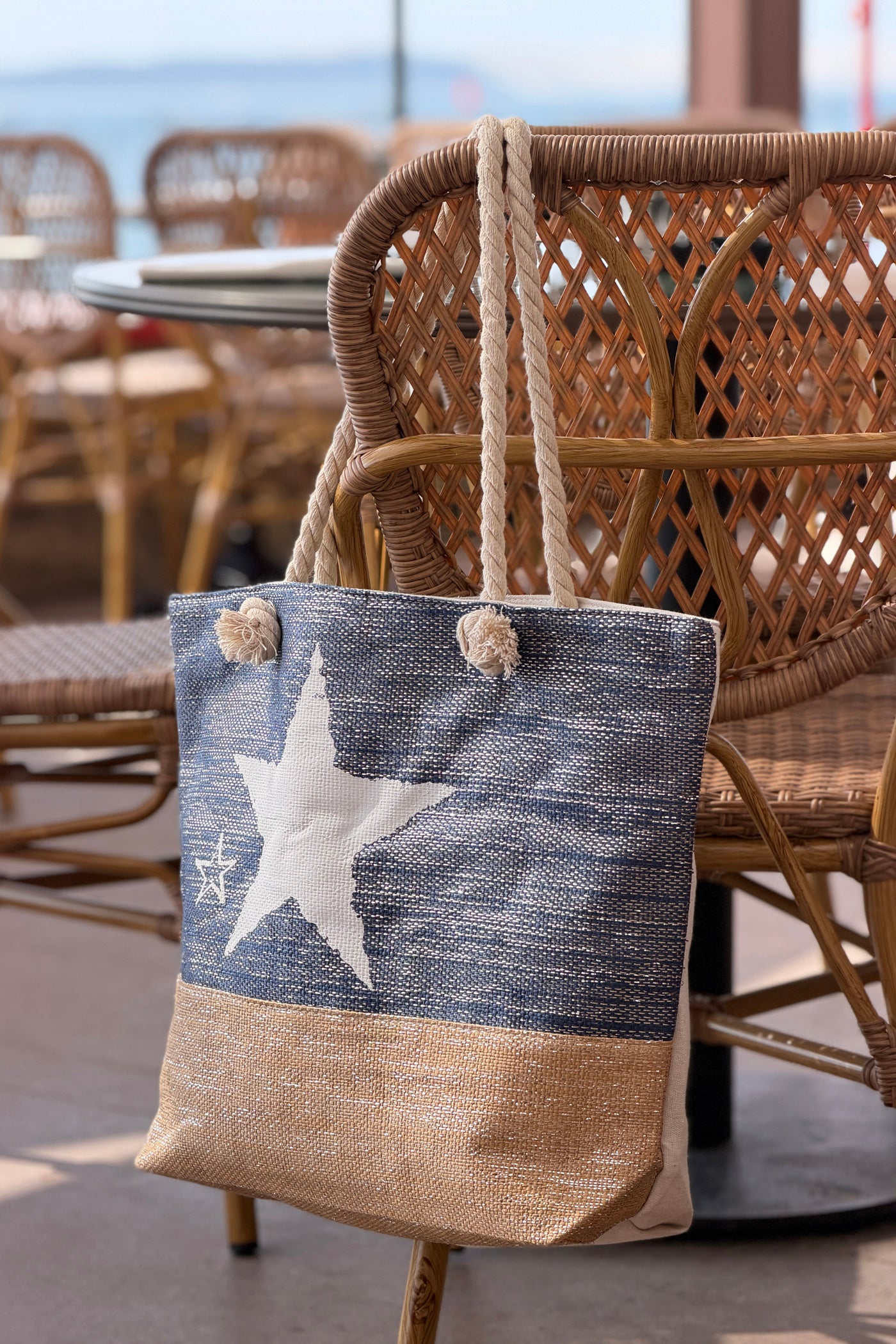 Sac léger en raphia bleu marine fils brillants et toile motif étoile anses en corde