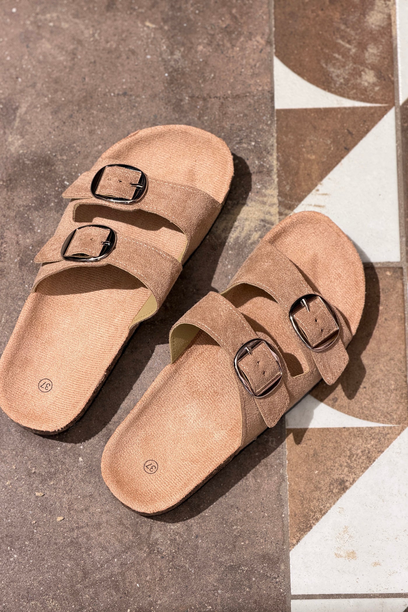 Sandales double brides beige et boucles arrondies semelle forme du pied