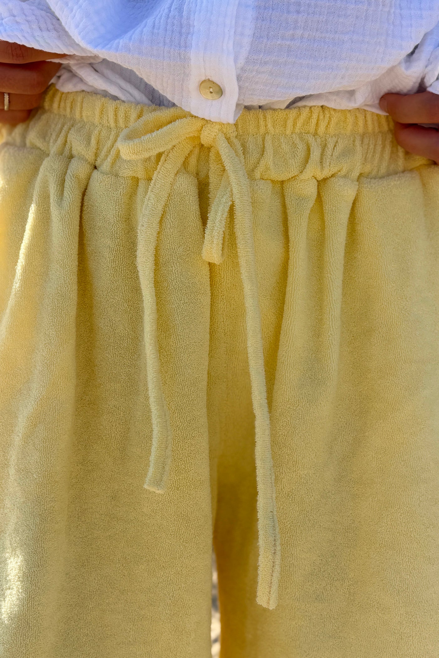 Short en éponge jaune pâle fluide taille élastique