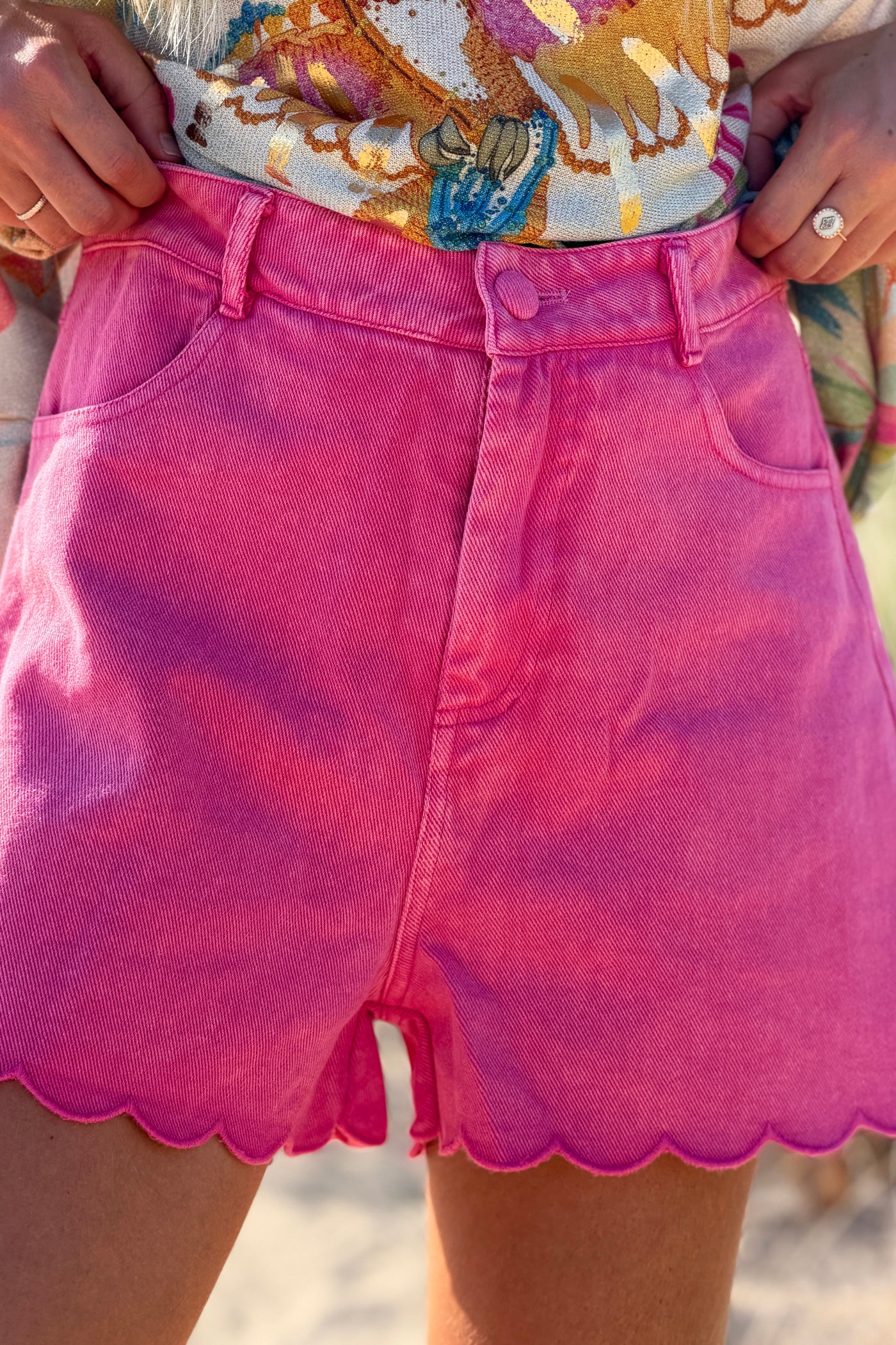 Short en jean souple rose fuchsia délavé détail ourlet festonné