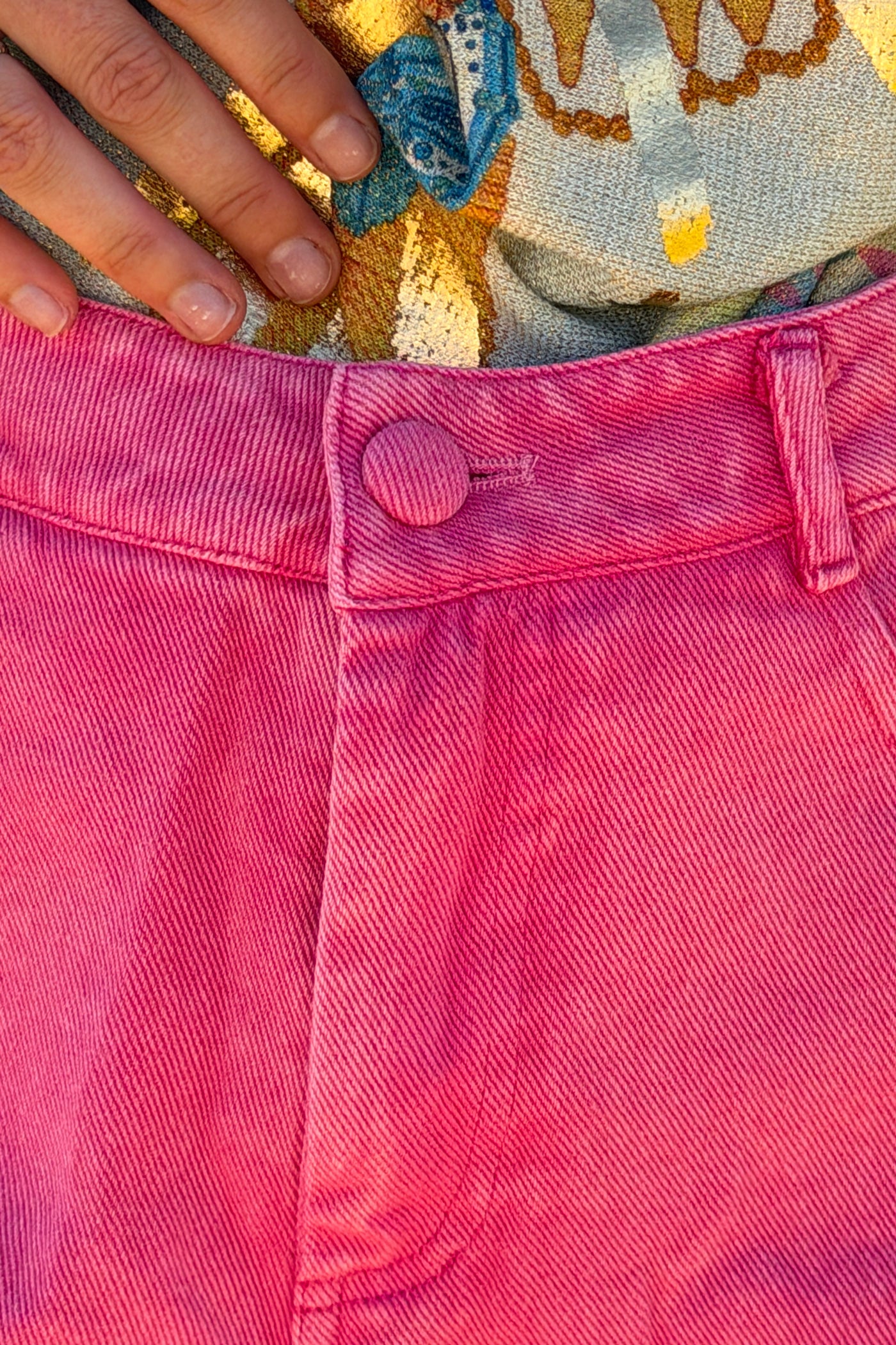 Short en jean souple rose fuchsia délavé détail ourlet festonné