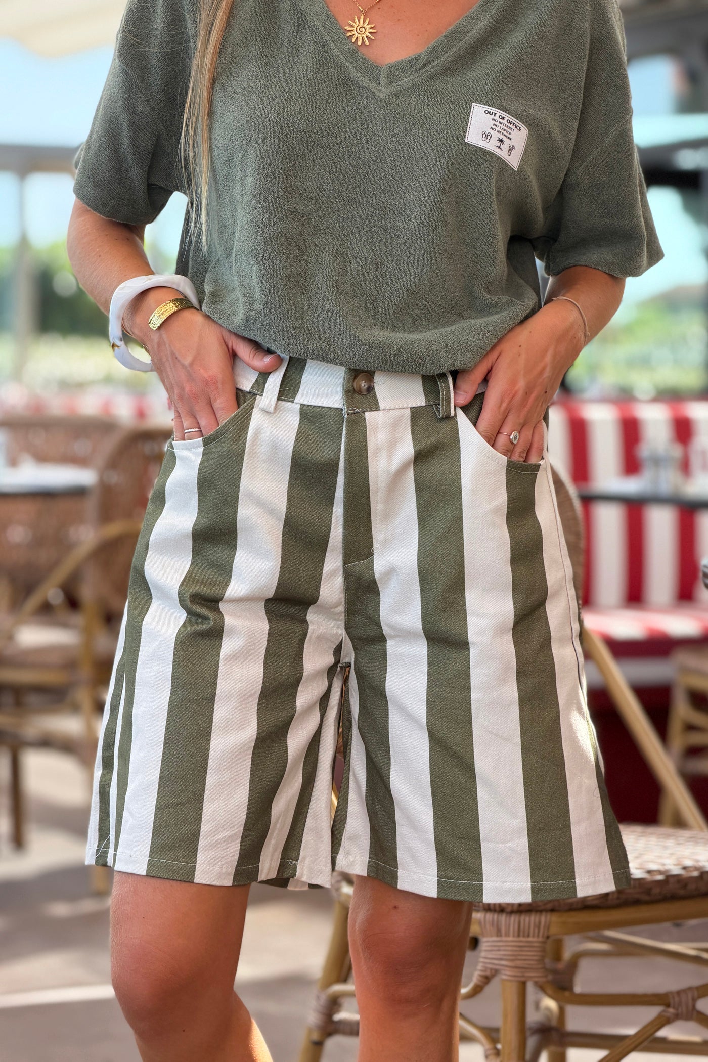 Short long a rayures larges écrues et kaki taille élastique