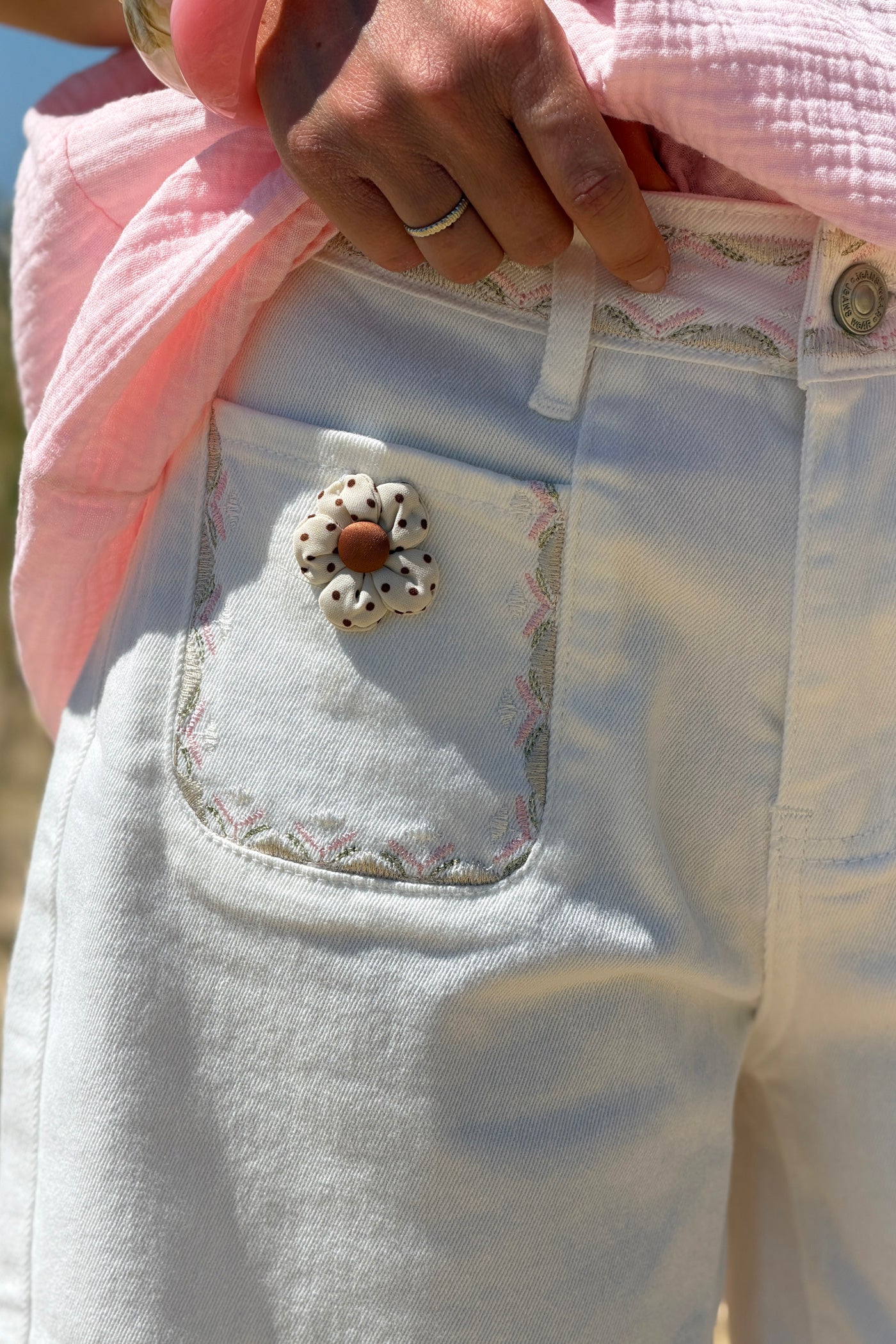 Short long en jean blanc poches plaquées broderie et fleurs en tissu