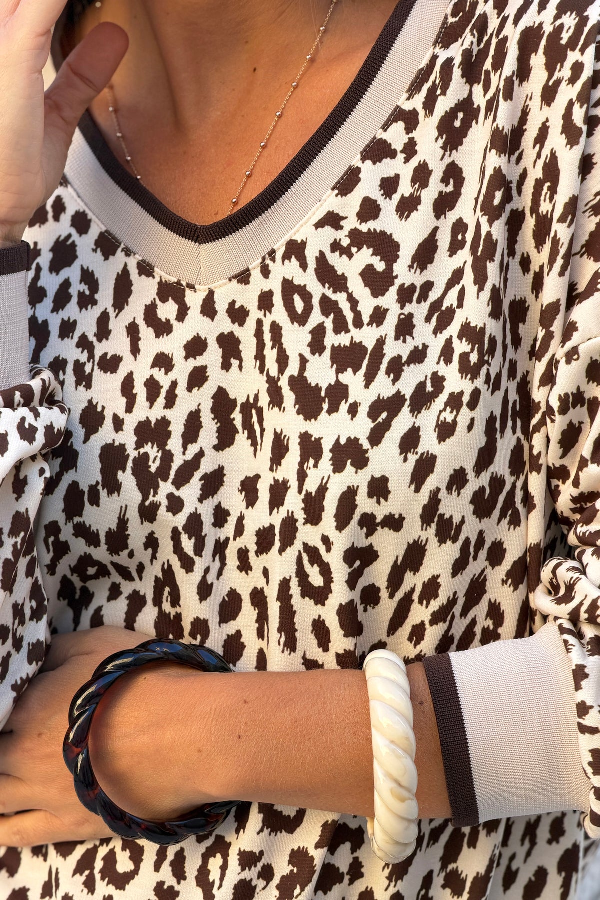Sweat confort motif léopard marron col v et finitions élastique