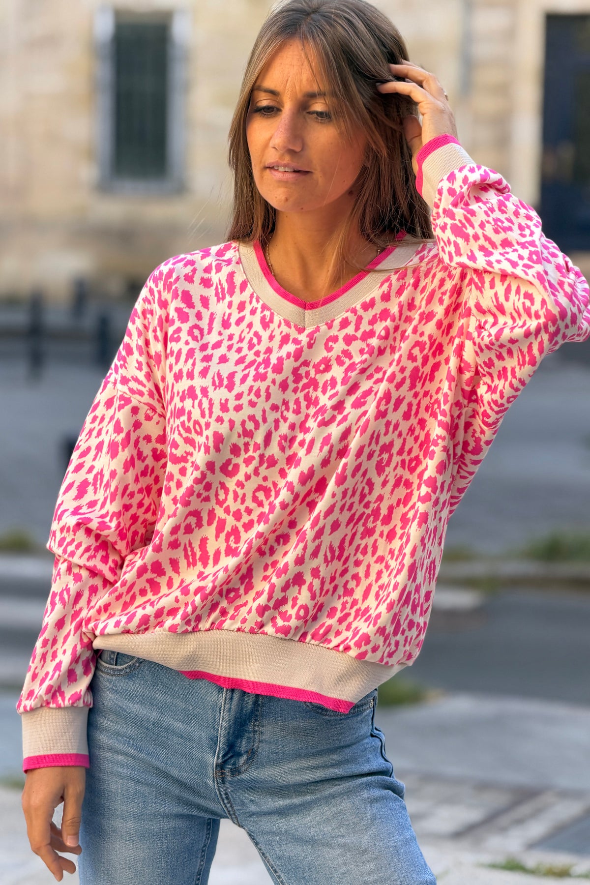 Sweat confort motif léopard rose col v et finitions élastique