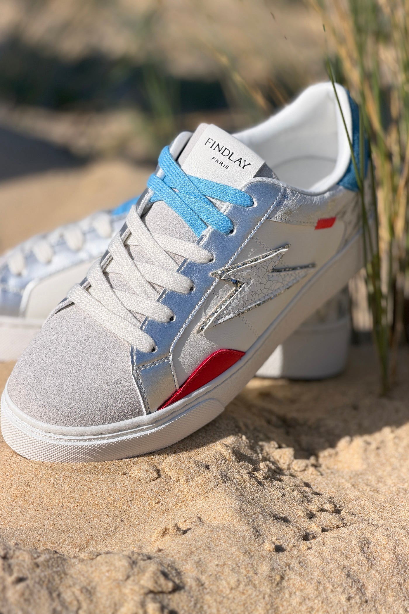 Tennis blanches en simili éclair effet usé avec détails bleu, rouge et léopard argent